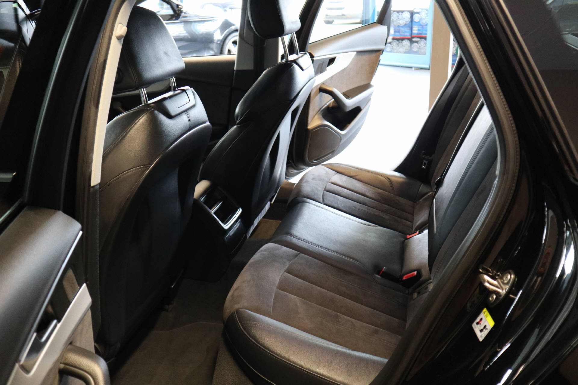 AUDI A4 Avant 2.0 TDI Sport-image-10