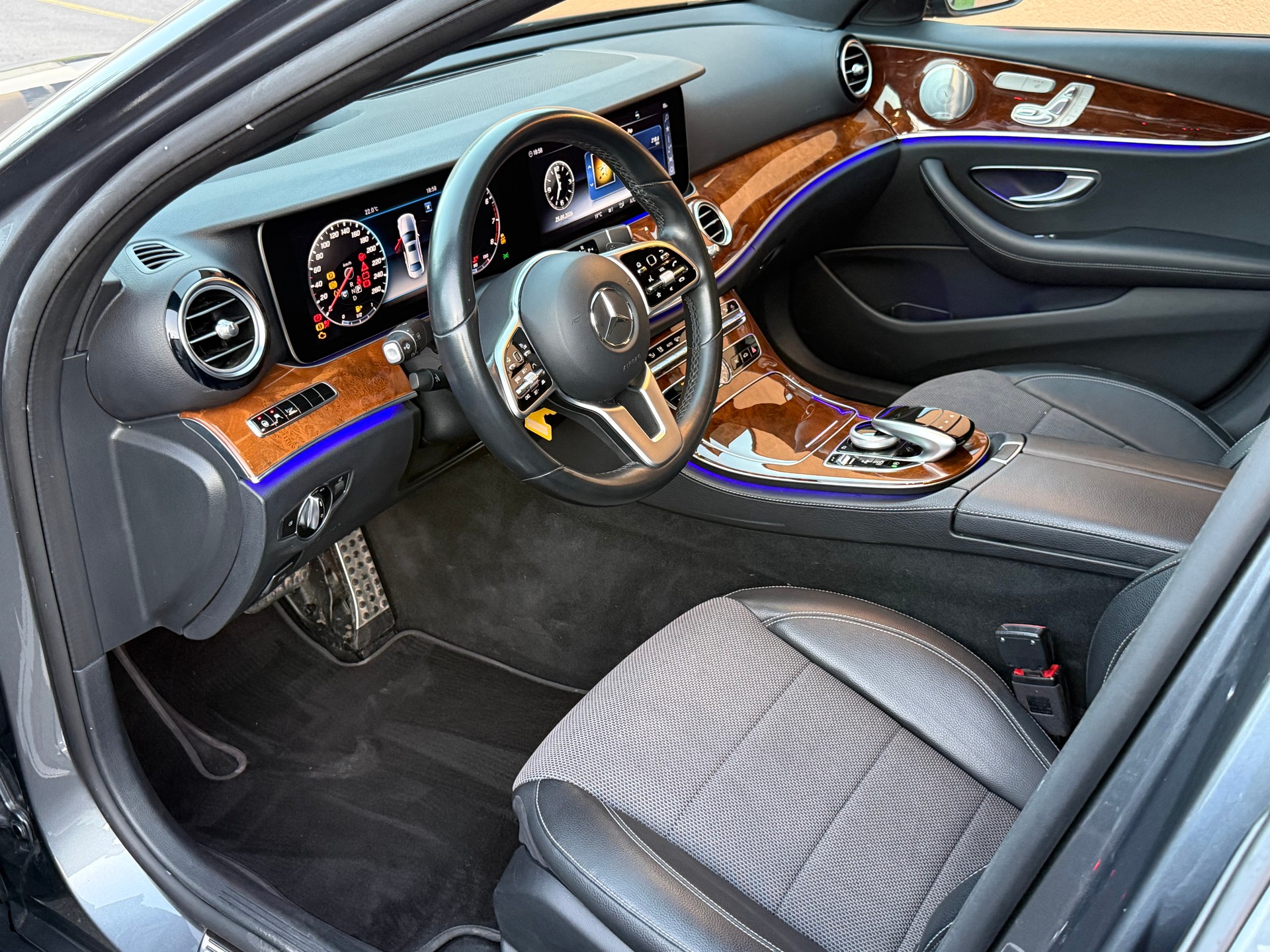 MERCEDES-BENZ E 200 Avantgarde 4Matic 9G-Tronic-image-9