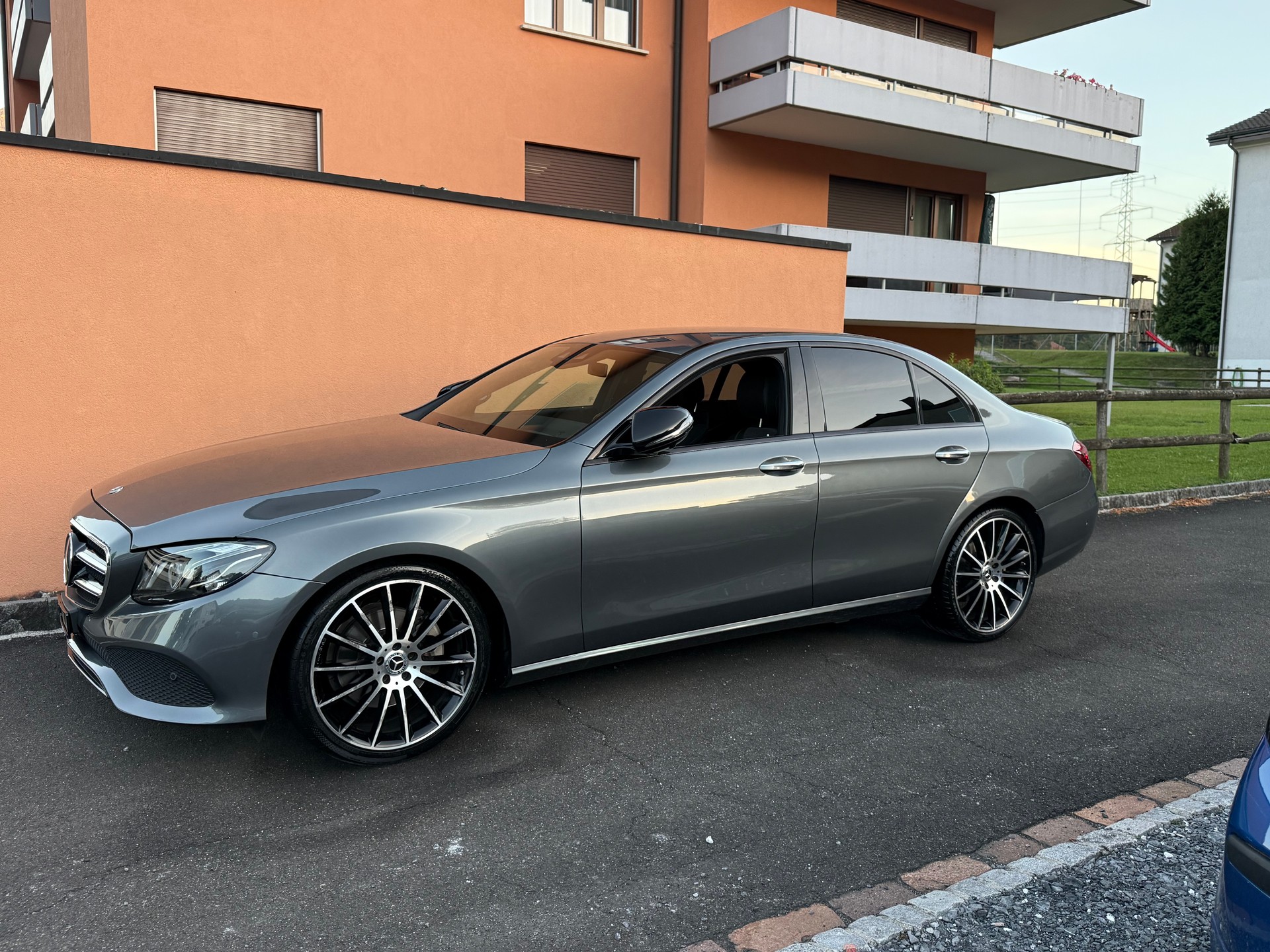 MERCEDES-BENZ E 200 Avantgarde 4Matic 9G-Tronic-image-2