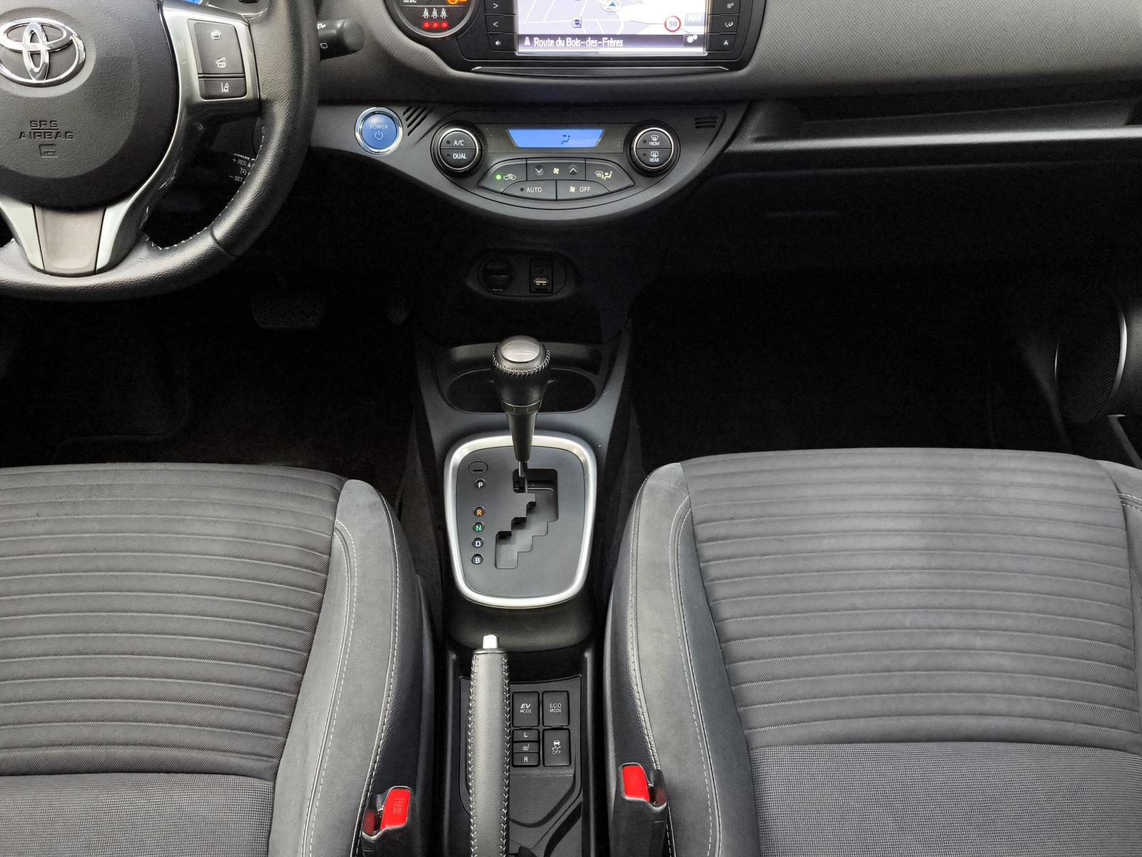 TOYOTA Yaris 1.5 VVT-i HSD Sol Premium-image-15