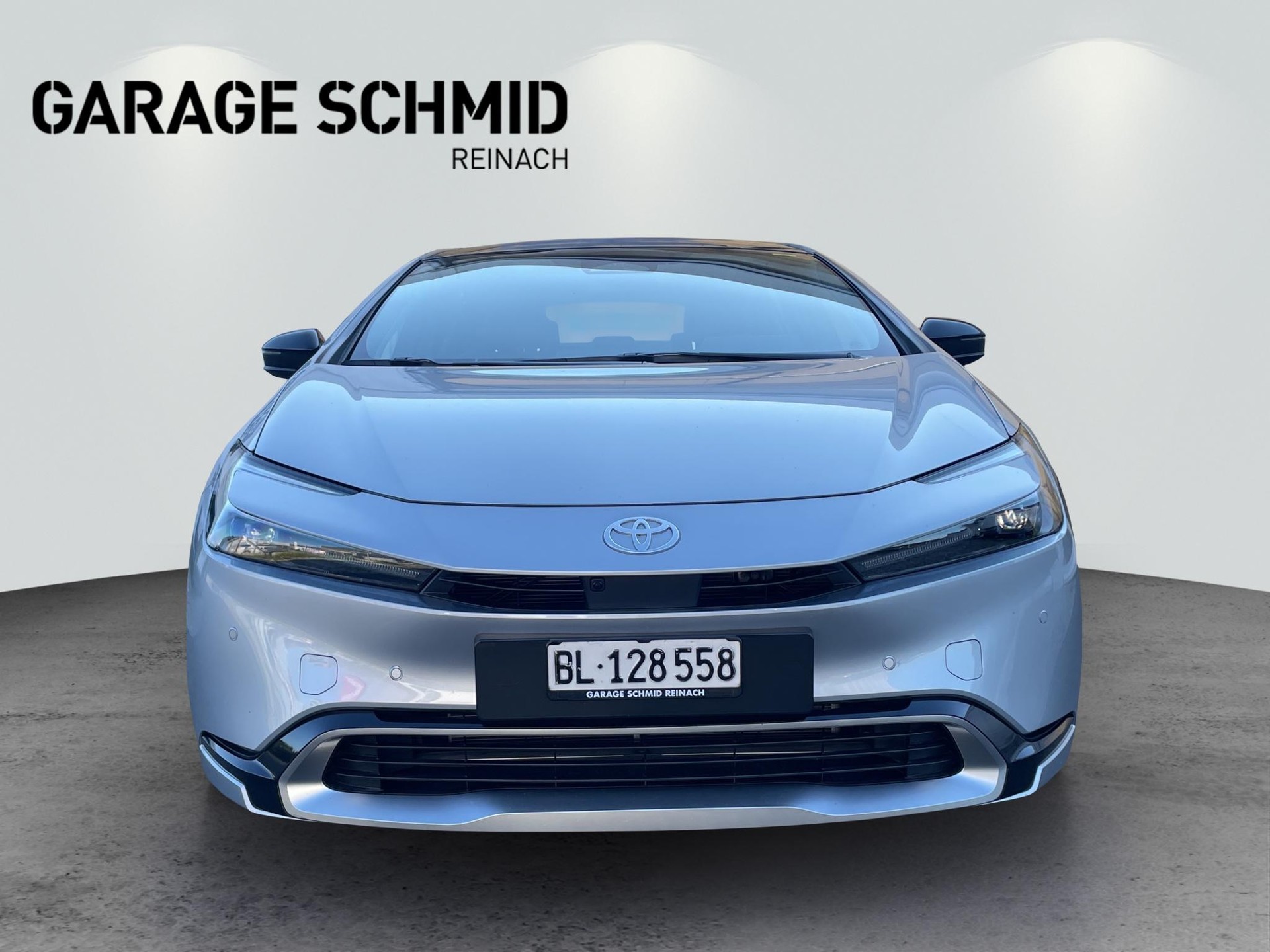 TOYOTA Prius 2.0 Plug-In-Hybrid Premium-showroom-element-1