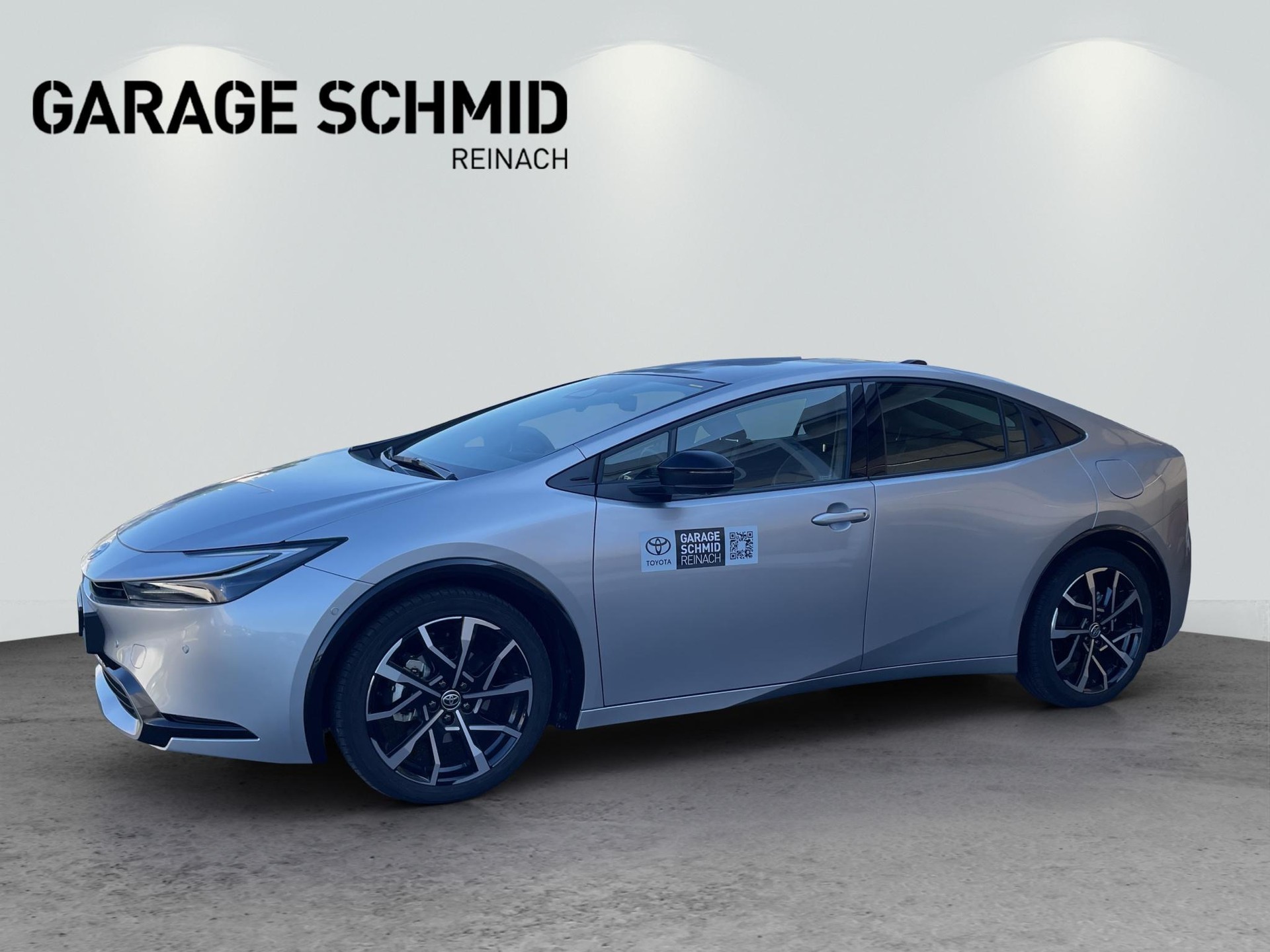 TOYOTA Prius 2.0 Plug-In-Hybrid Premium-showroom-element-2