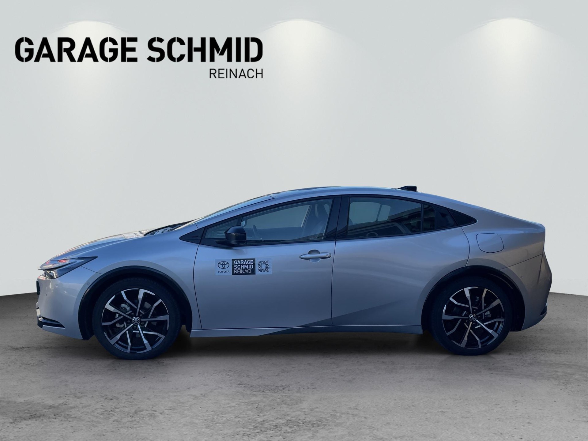TOYOTA Prius 2.0 Plug-In-Hybrid Premium-showroom-element-3