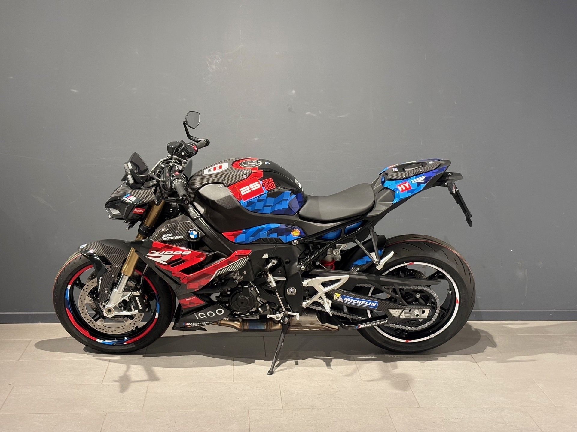 BMW S 1000 R 'Hyper Bike'-showroom-element-3