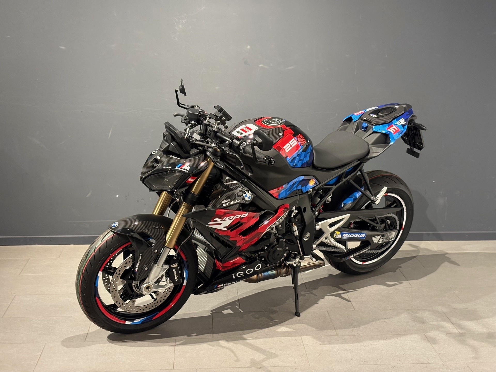 BMW S 1000 R 'Hyper Bike'-showroom-element-2