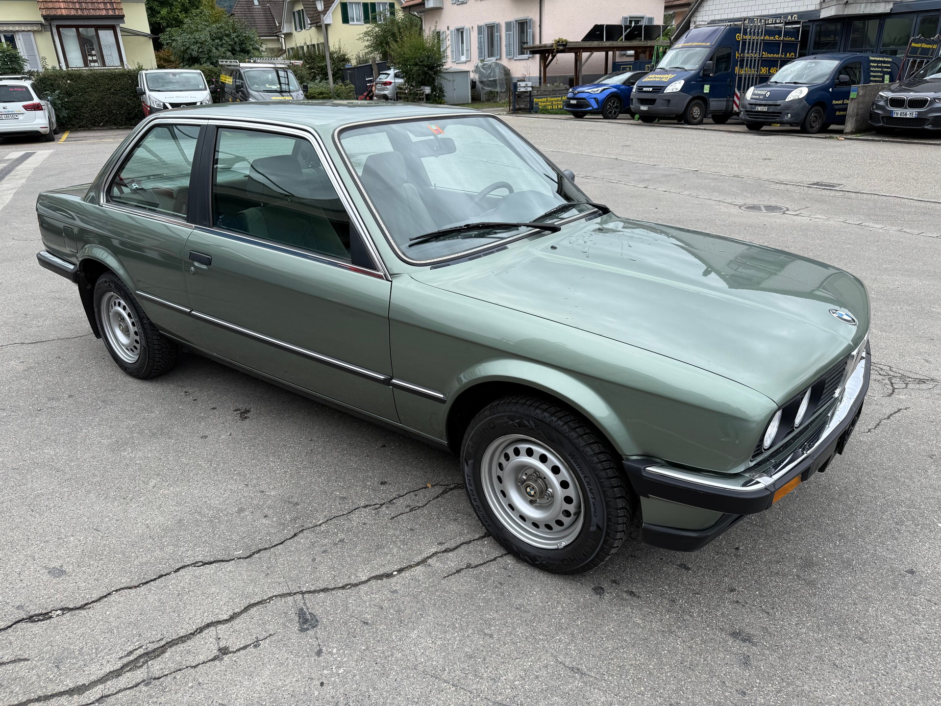 BMW 320i-image-0