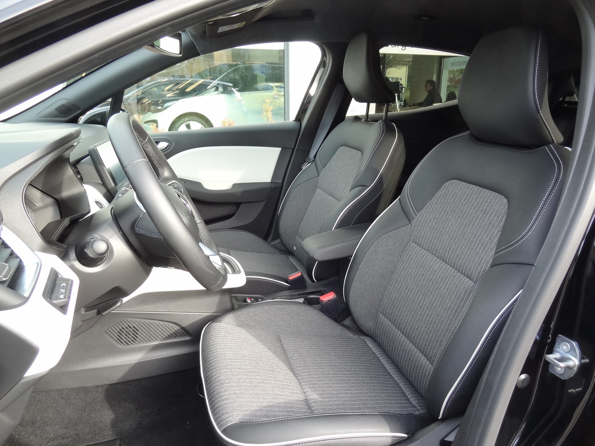 RENAULT Clio 1.6 E-Tech Black Techno-image-7