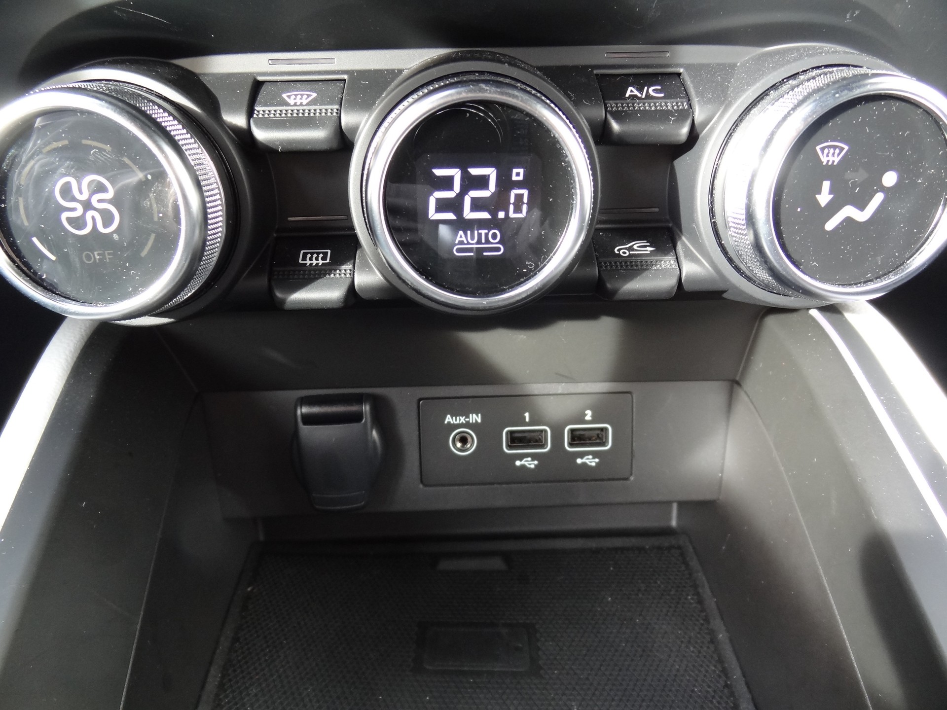 RENAULT Clio 1.6 E-Tech Black Techno-image-16