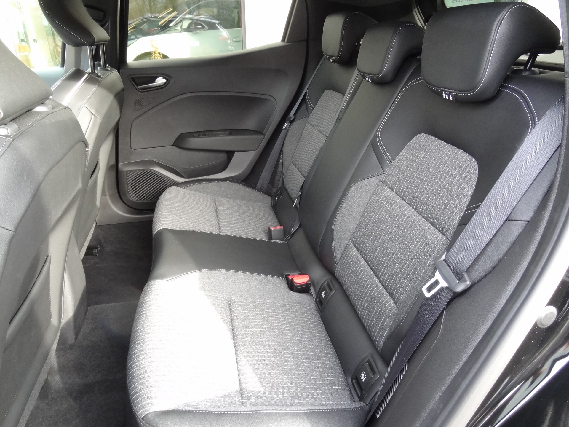 RENAULT Clio 1.6 E-Tech Black Techno-image-8