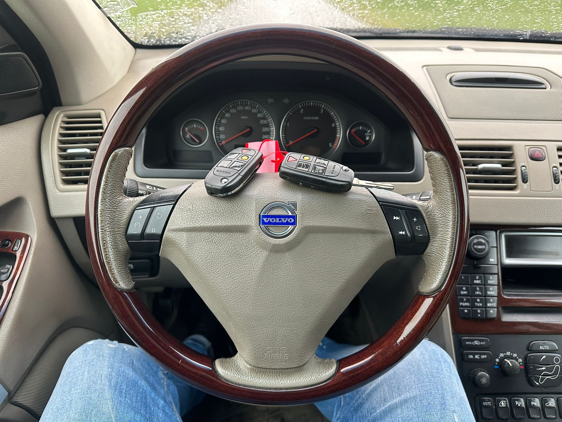 VOLVO XC90 2.4 AWD D5-image-13