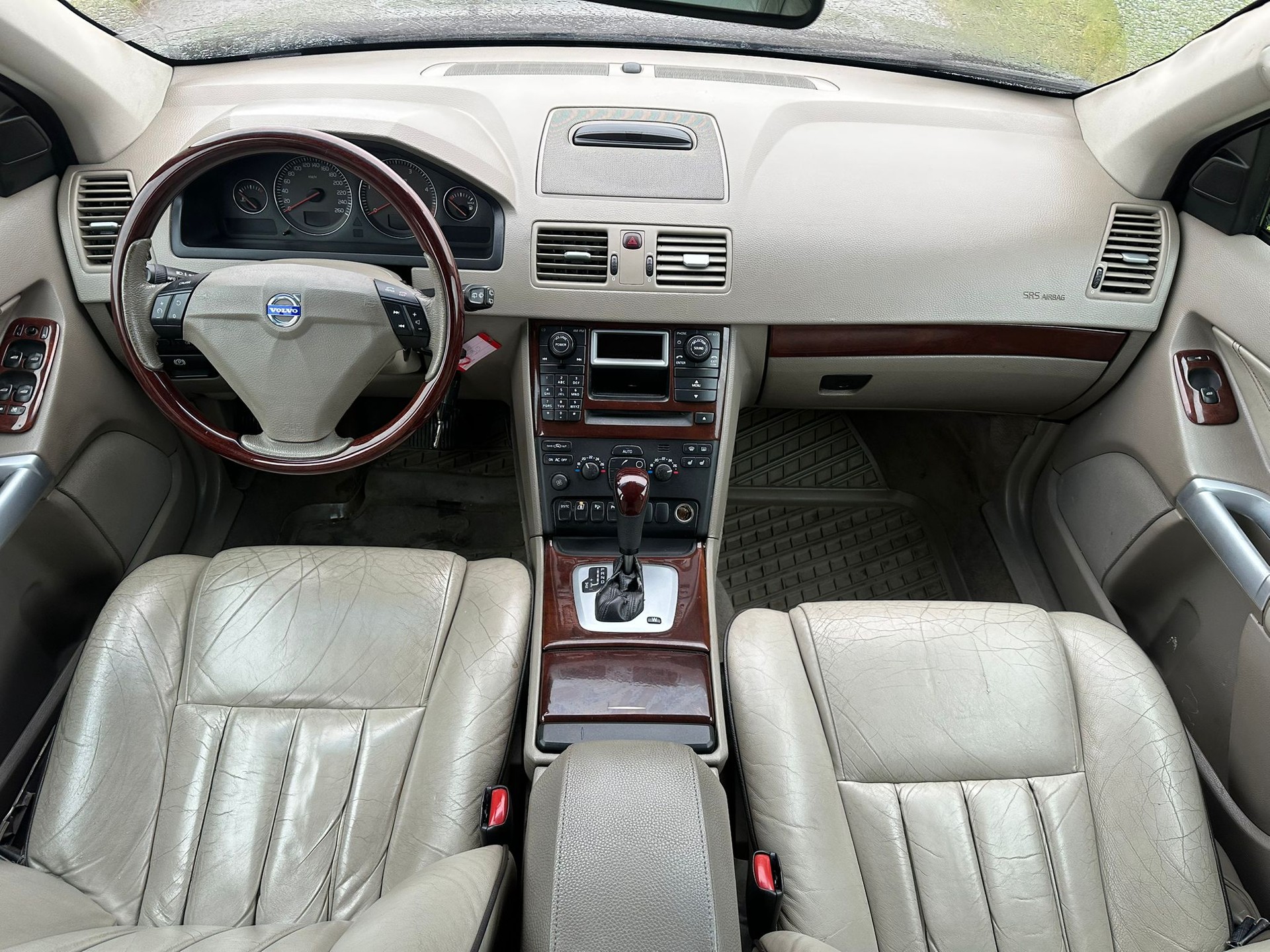 VOLVO XC90 2.4 AWD D5-image-9