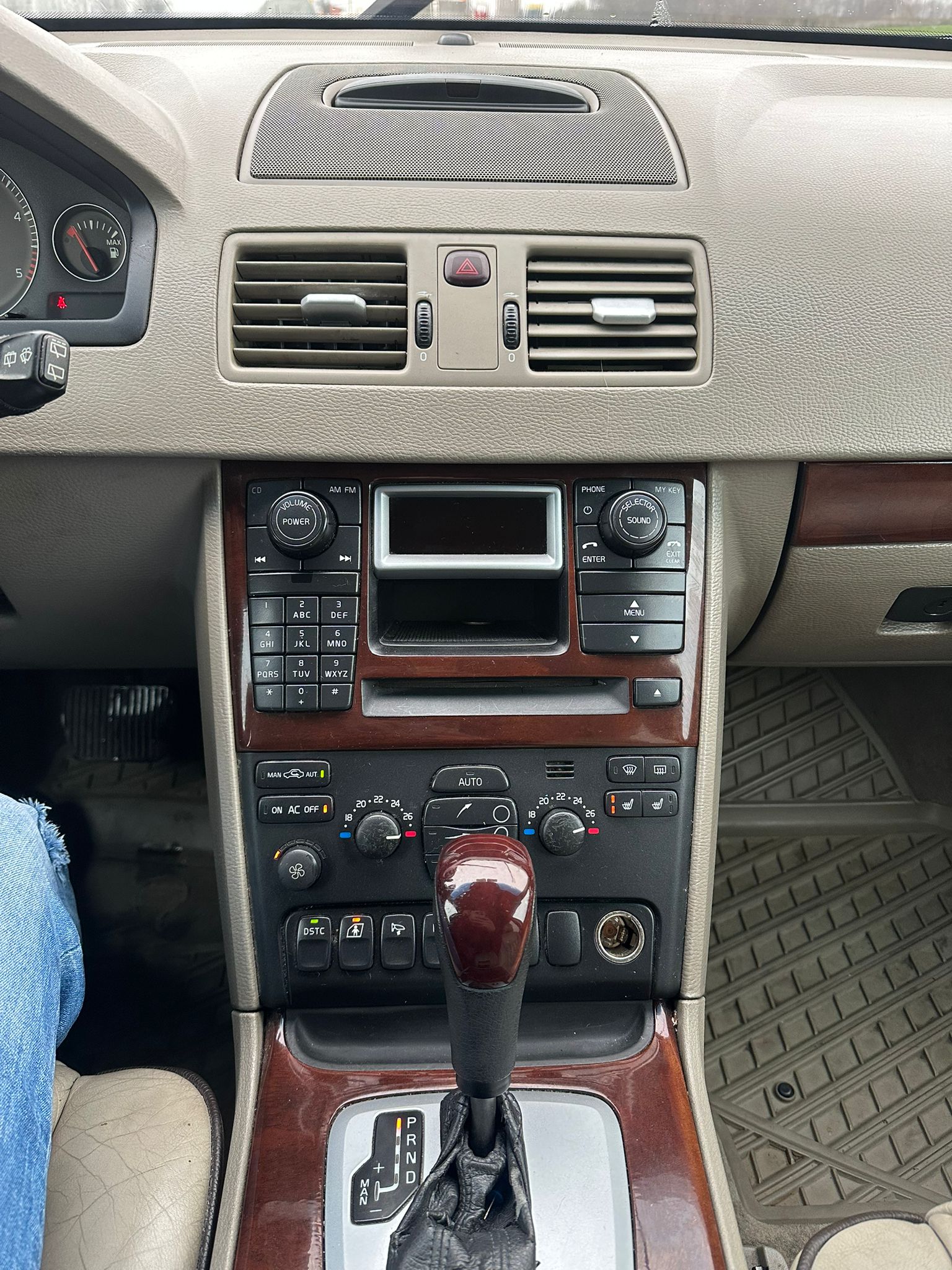 VOLVO XC90 2.4 AWD D5-image-15