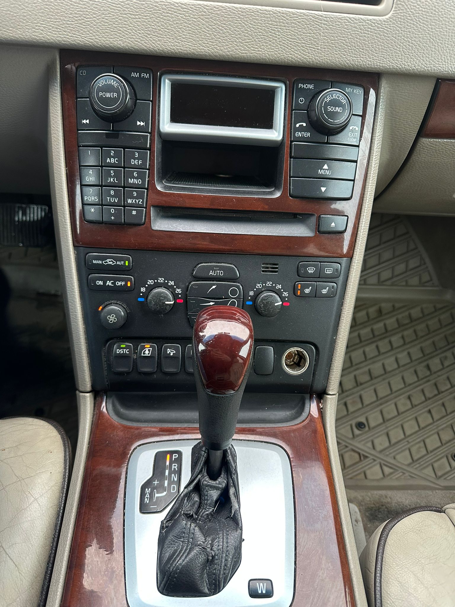 VOLVO XC90 2.4 AWD D5-image-17