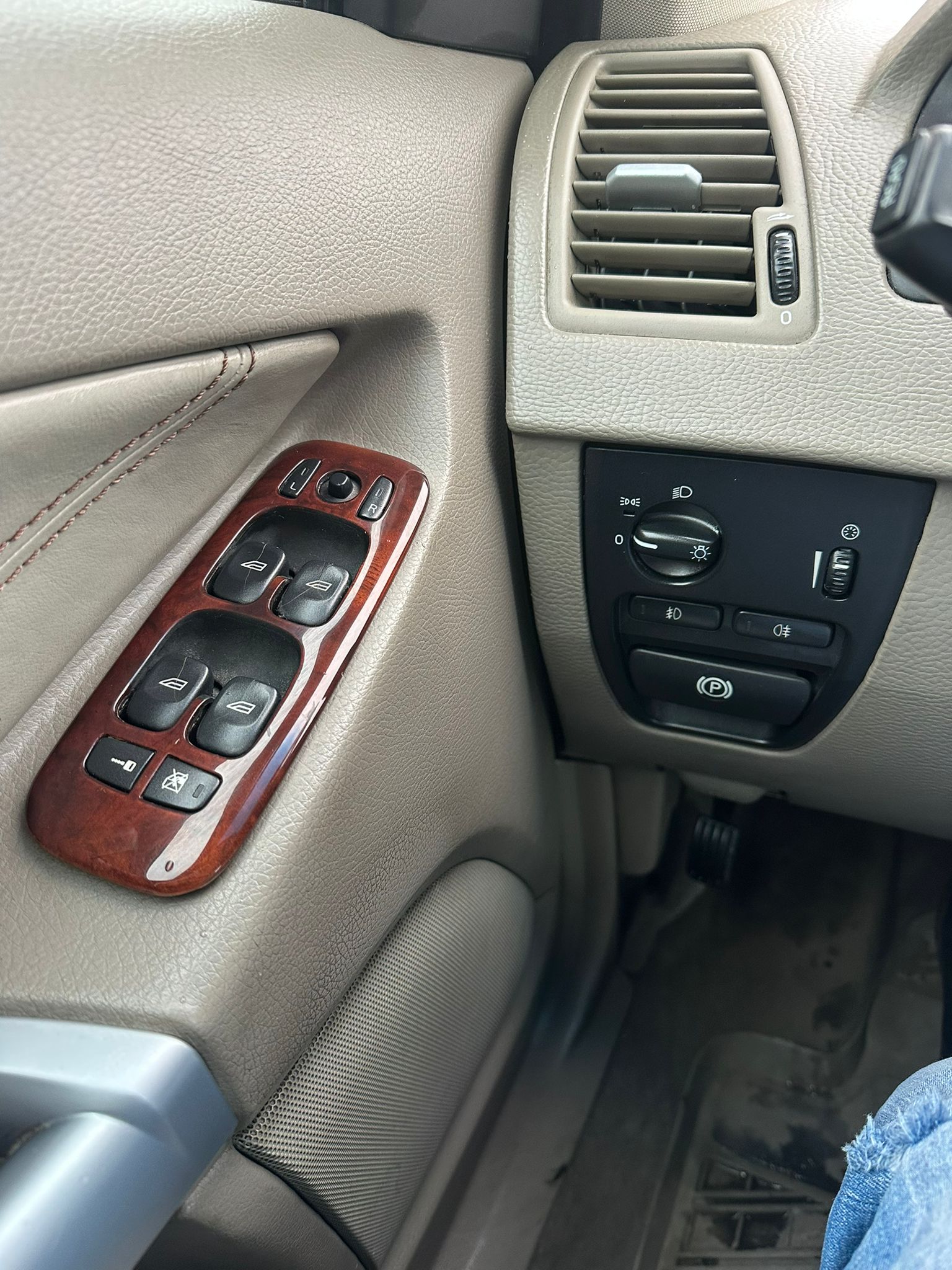 VOLVO XC90 2.4 AWD D5-image-19