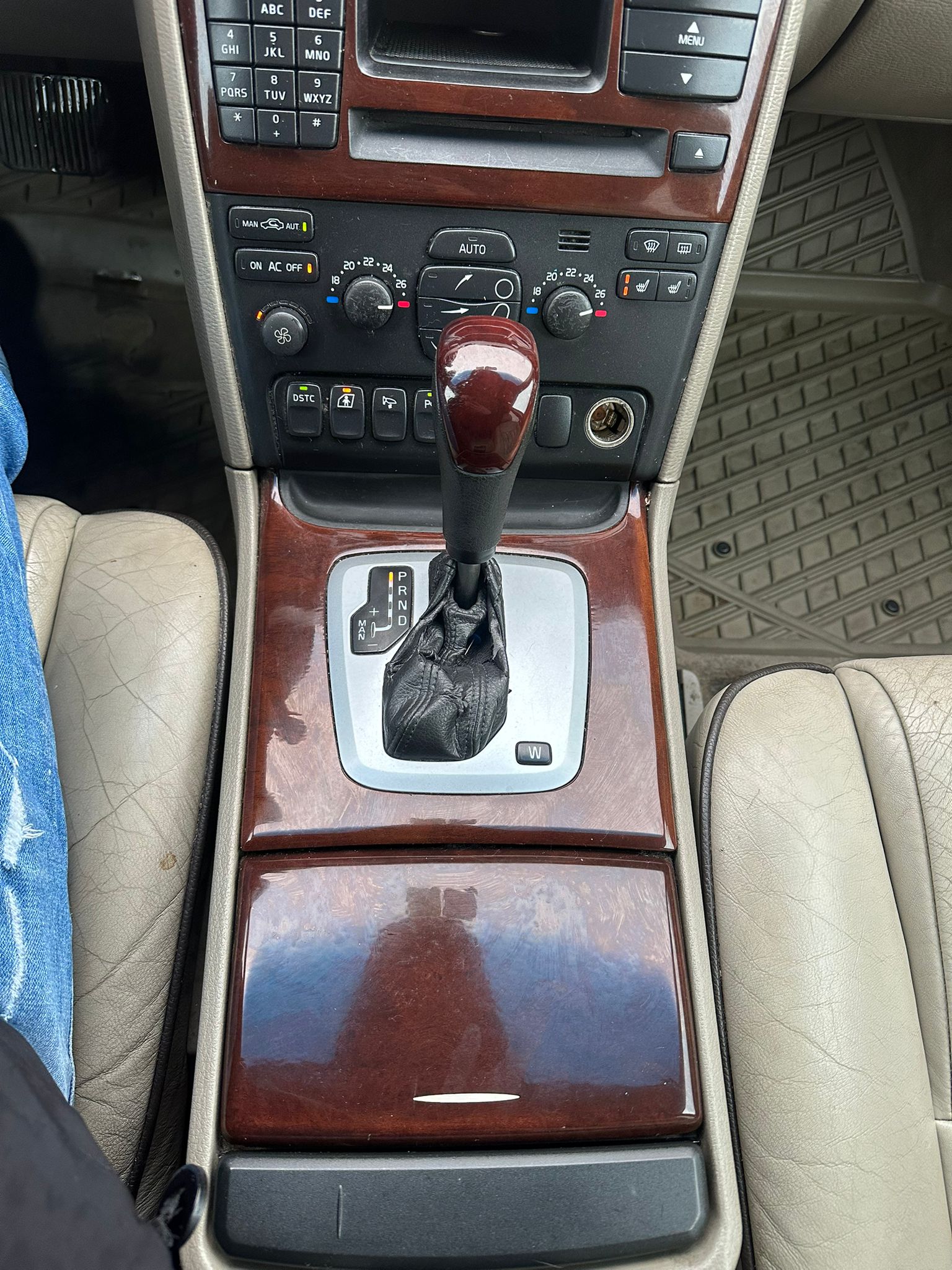 VOLVO XC90 2.4 AWD D5-image-16