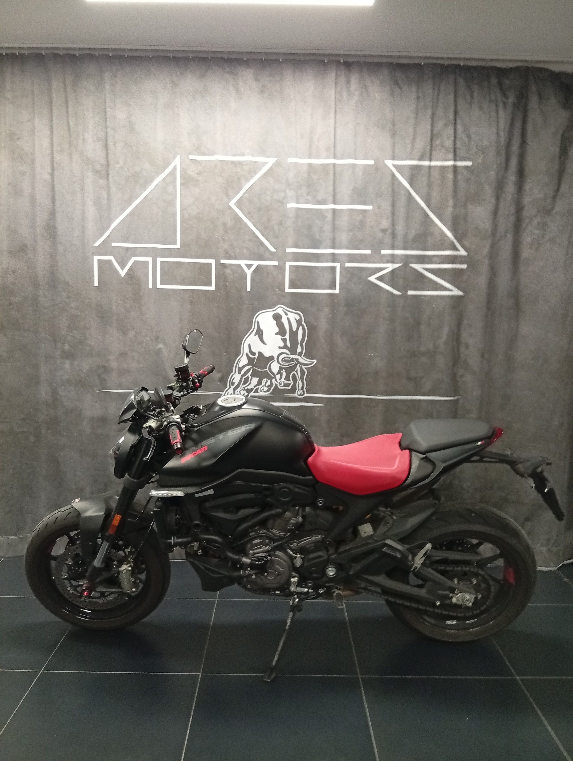 DUCATI Monster + 937 Dark Staealth-showroom-element-3