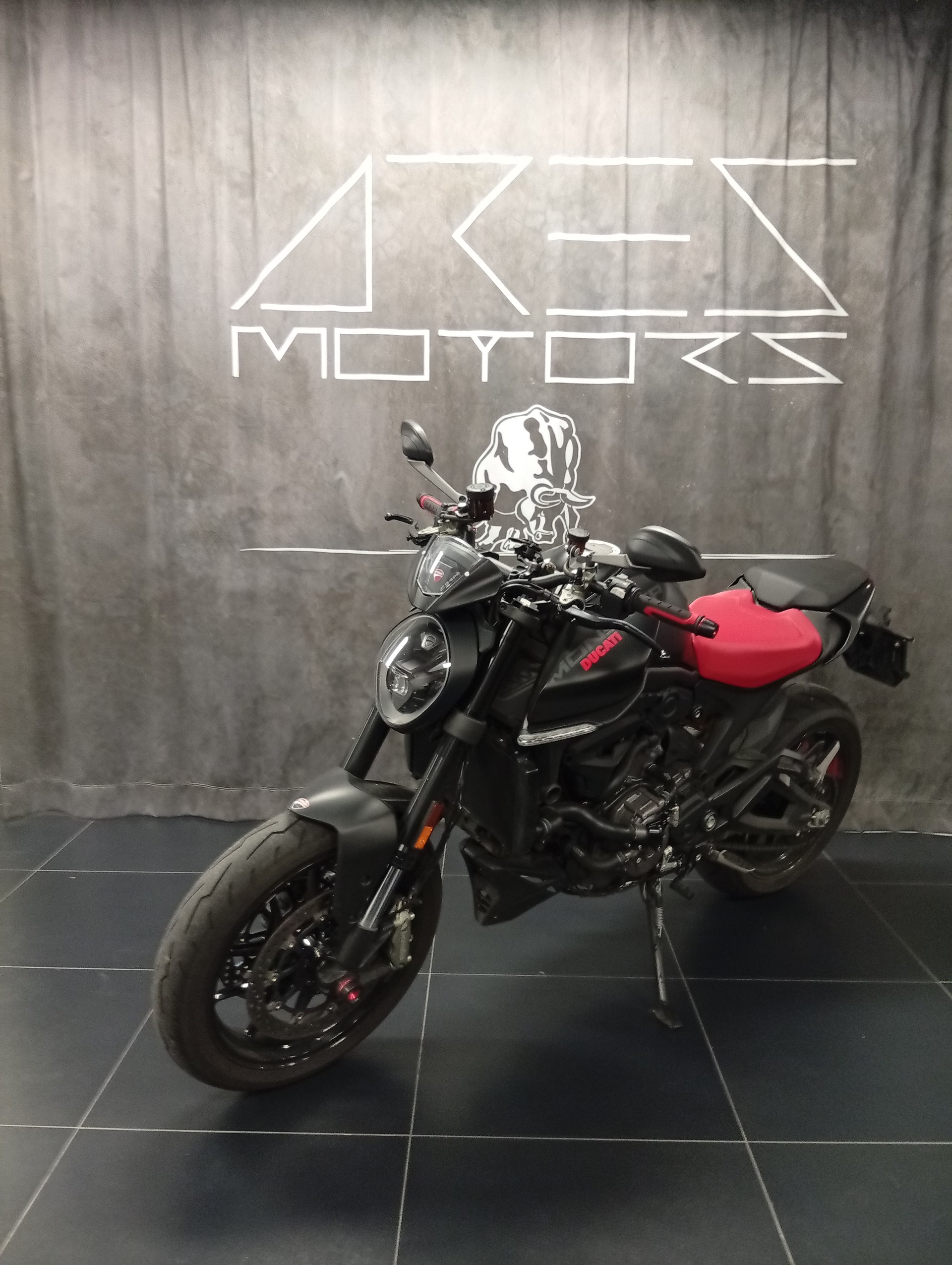 DUCATI Monster + 937 Dark Staealth-showroom-element-2