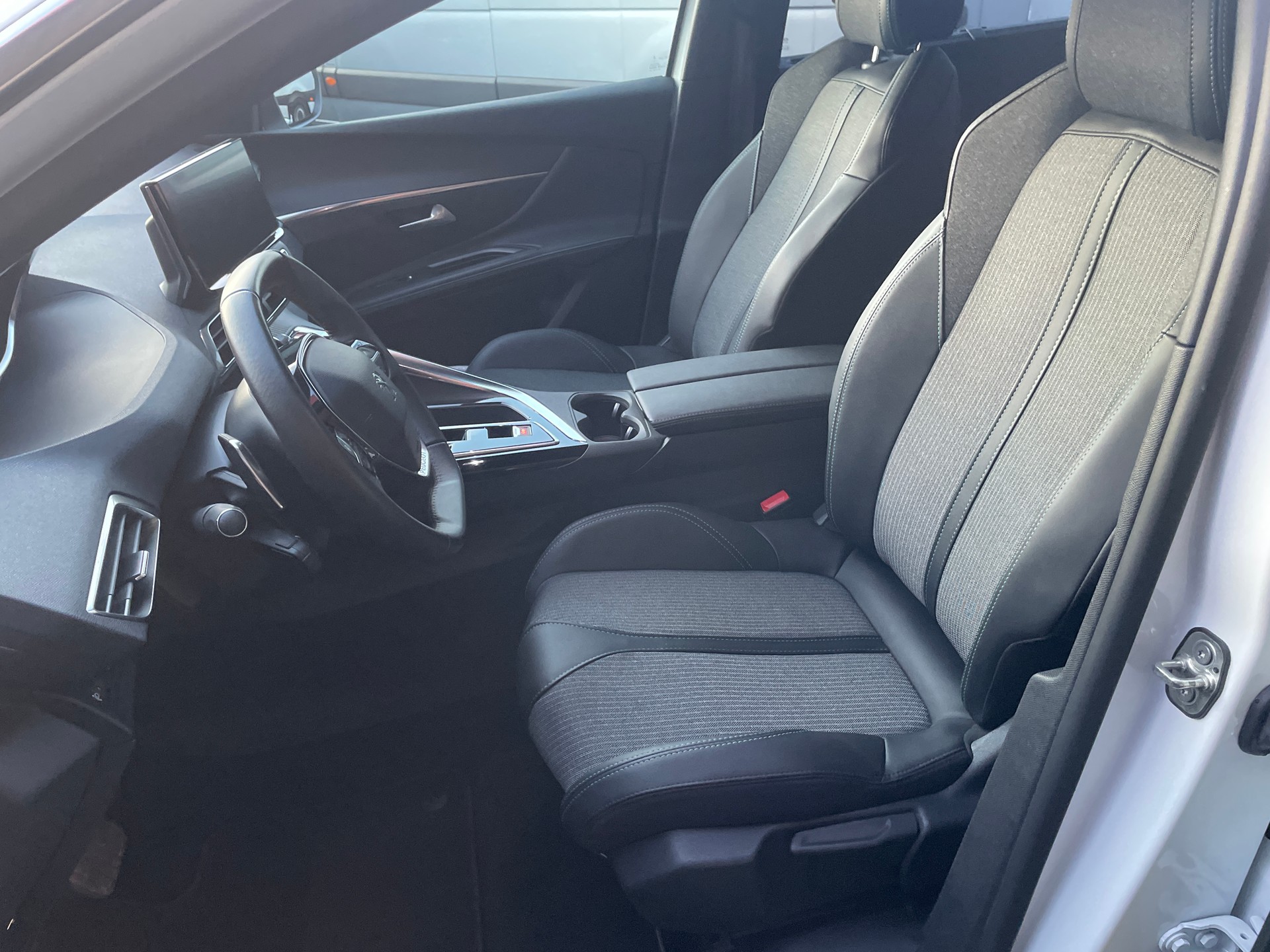 PEUGEOT 5008 1.5 BlueHDi Allure Pack EAT8-image-11