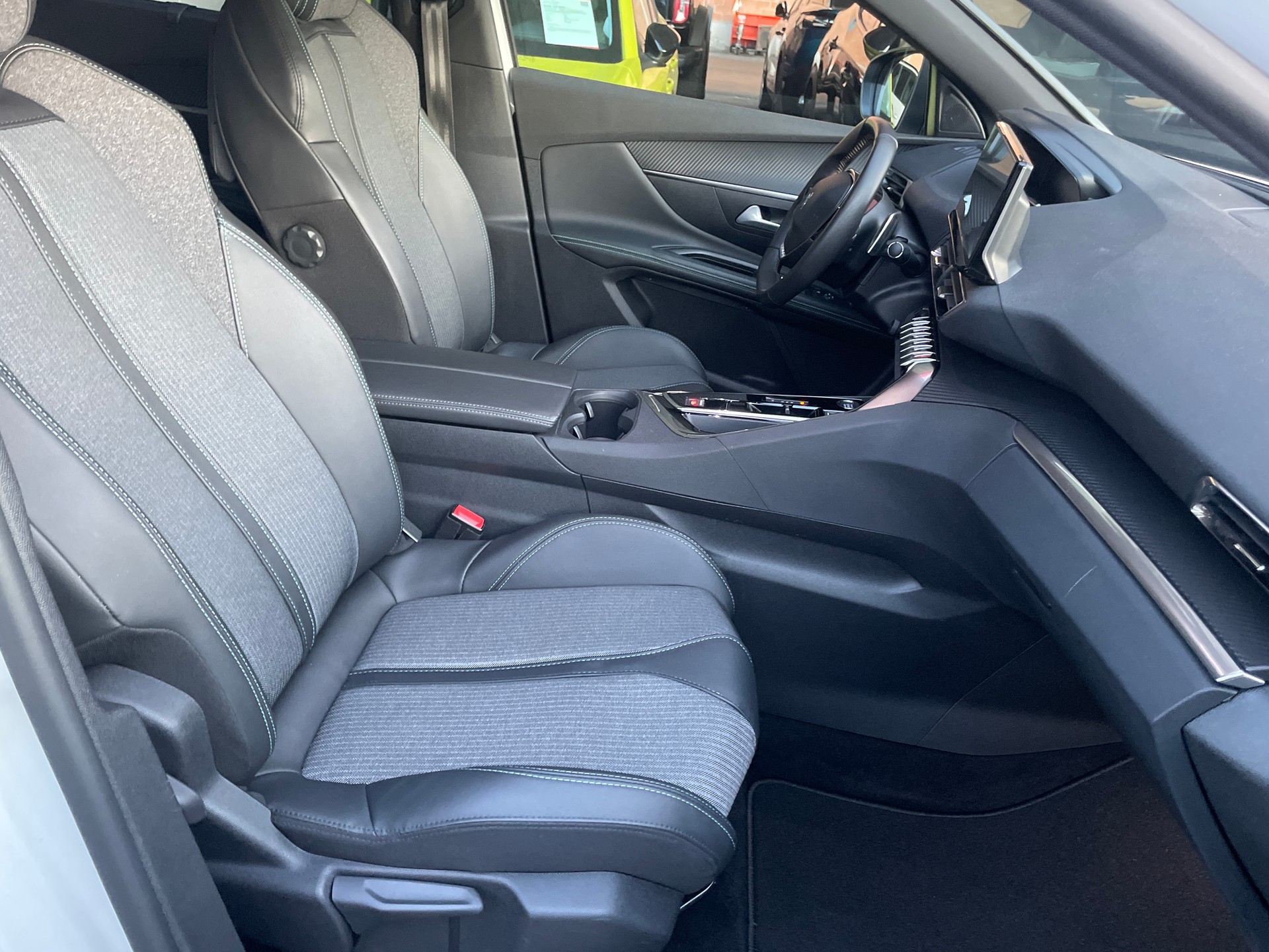 PEUGEOT 5008 1.5 BlueHDi Allure Pack EAT8-image-9
