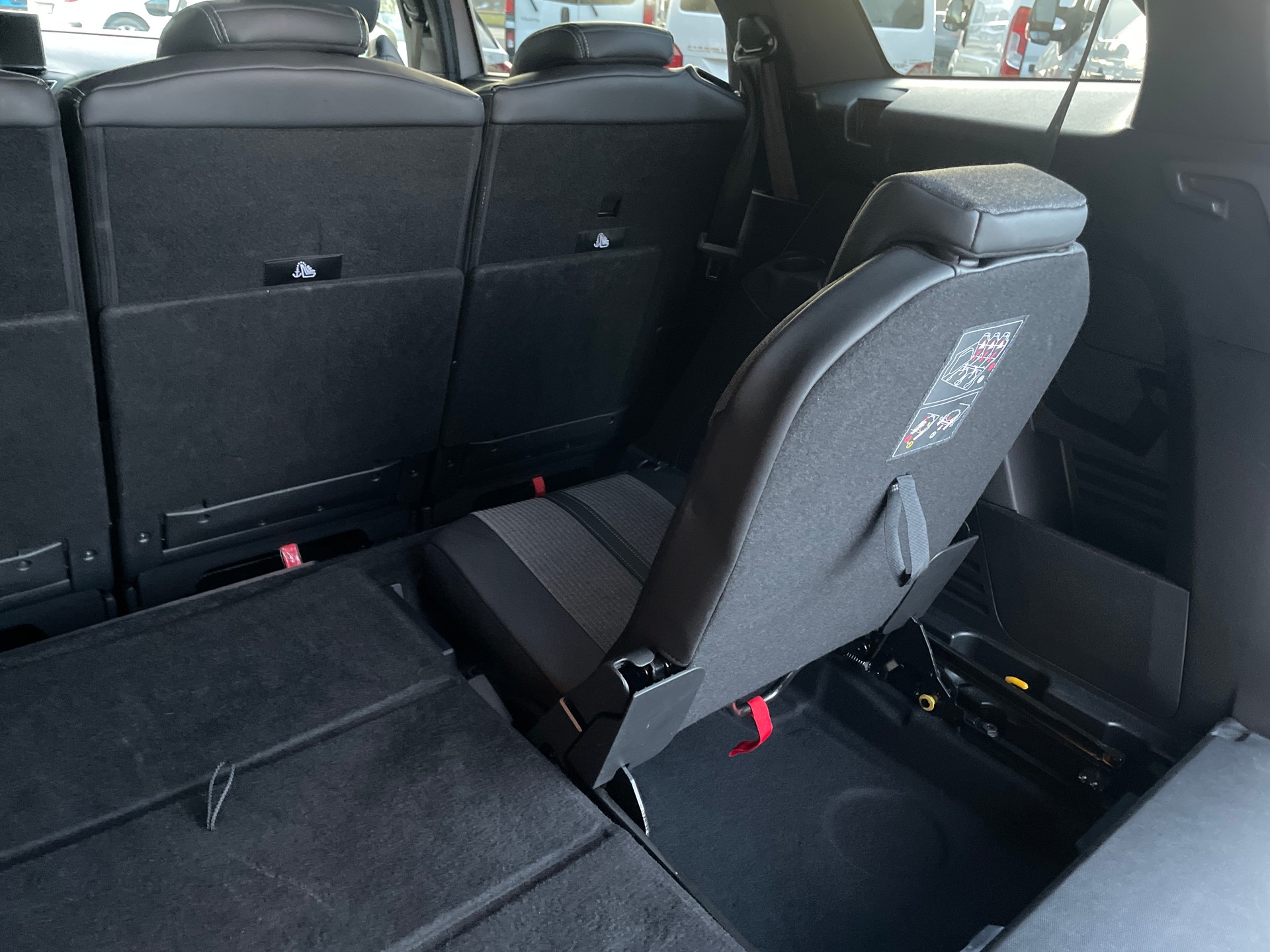 PEUGEOT 5008 1.5 BlueHDi Allure Pack EAT8-image-4