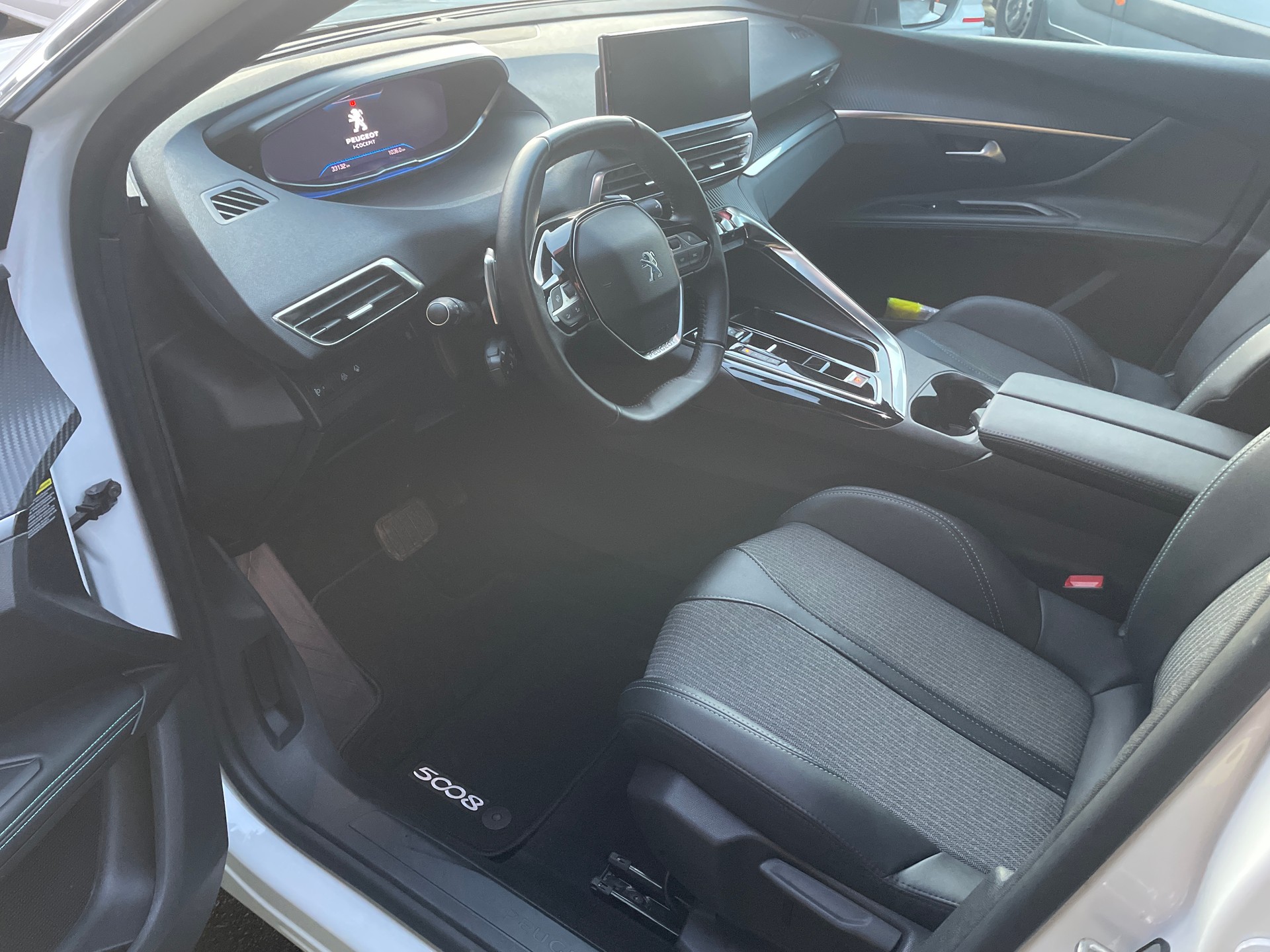 PEUGEOT 5008 1.5 BlueHDi Allure Pack EAT8-image-10