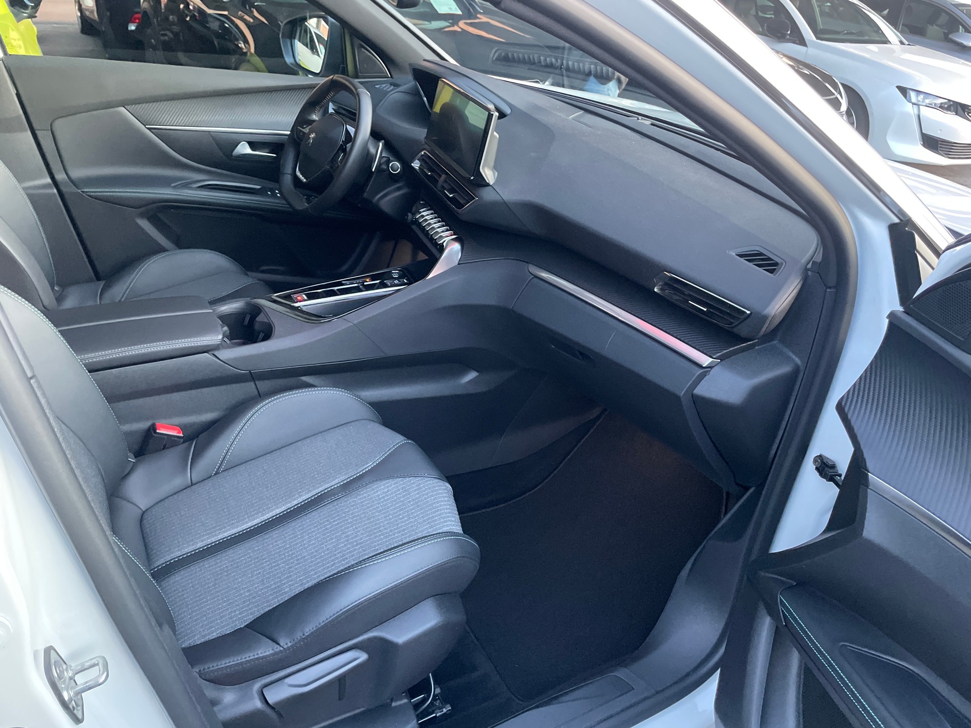 PEUGEOT 5008 1.5 BlueHDi Allure Pack EAT8-image-8