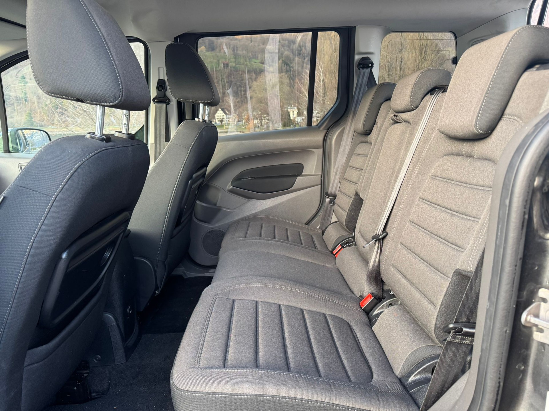 FORD Tourneo Connect 1.5 EcoBlue Titanium Automat-image-9