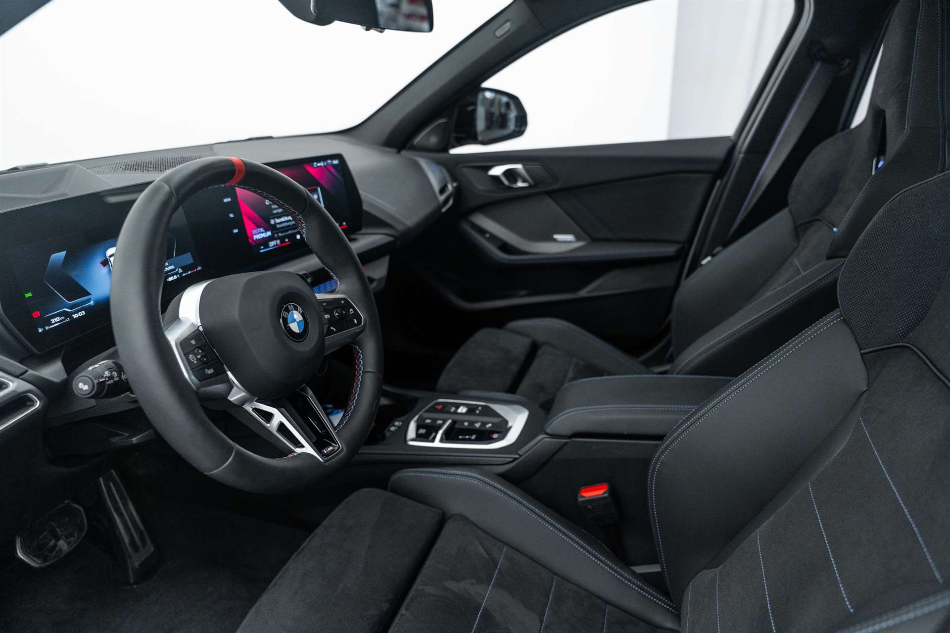 BMW M135 xDrive NEW 300PS CH-Auto-image-8