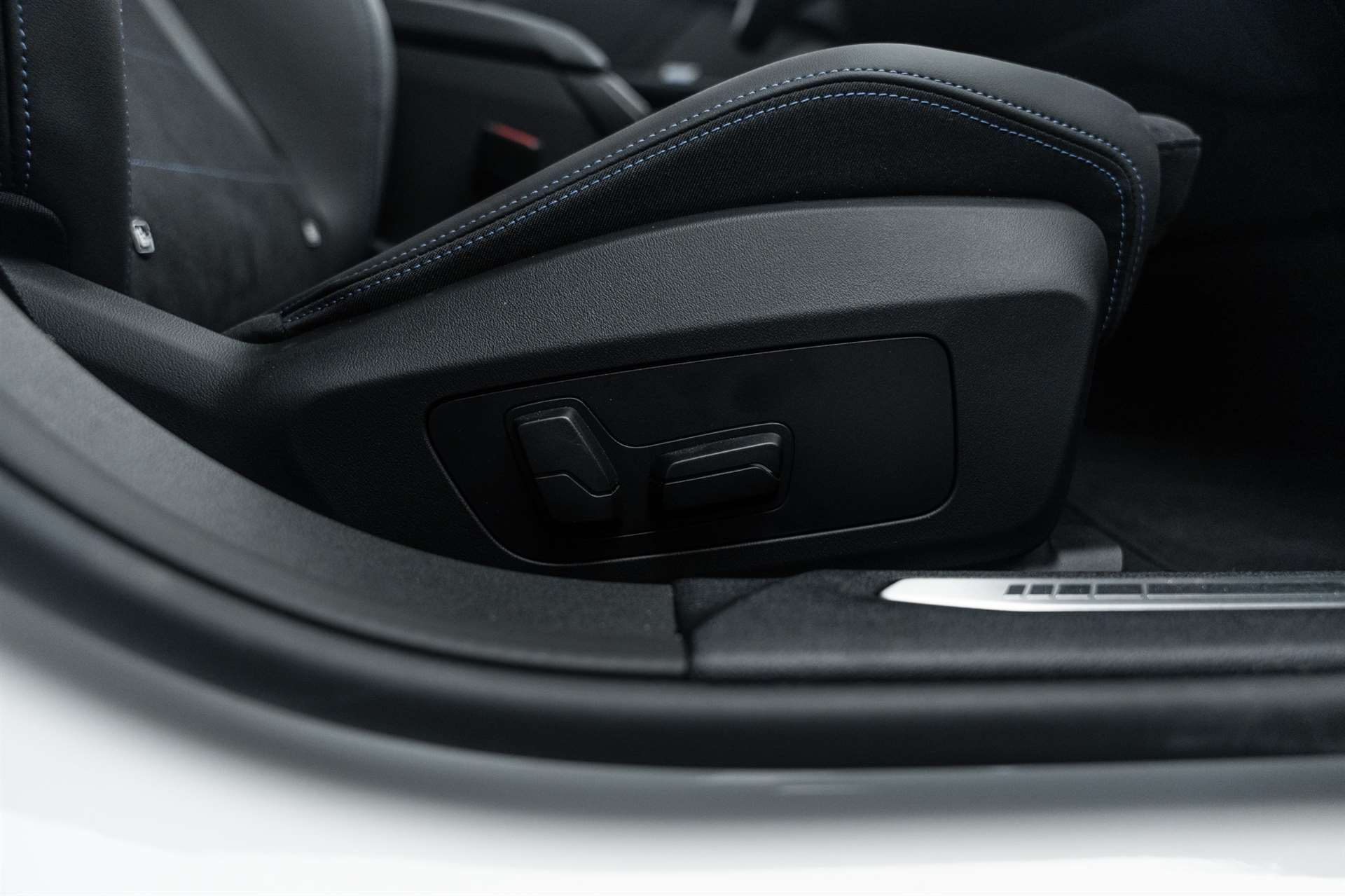 BMW M135 xDrive NEW 300PS CH-Auto-image-17