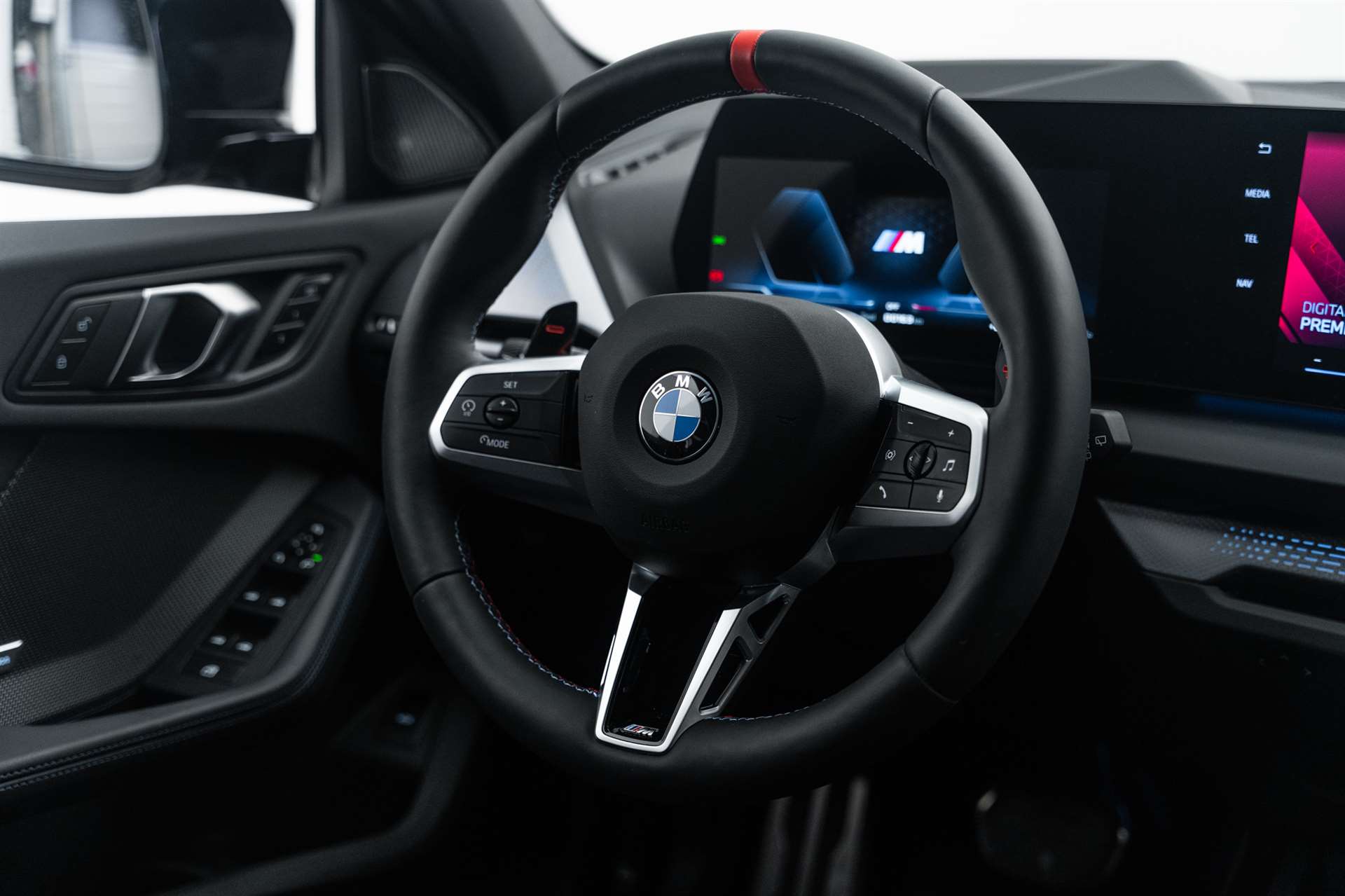 BMW M135 xDrive NEW 300PS CH-Auto-image-10