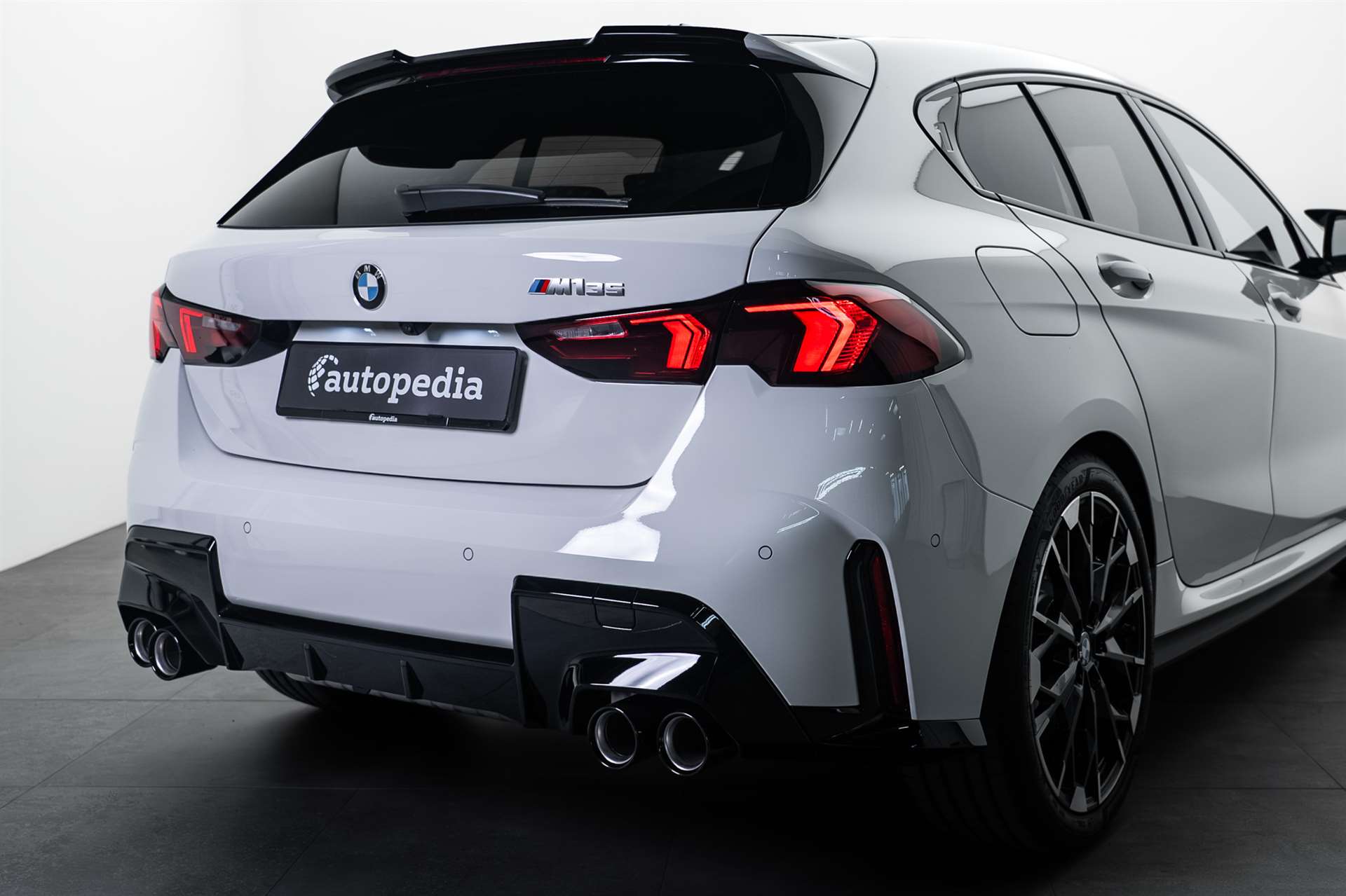 BMW M135 xDrive NEW 300PS CH-Auto-image-3