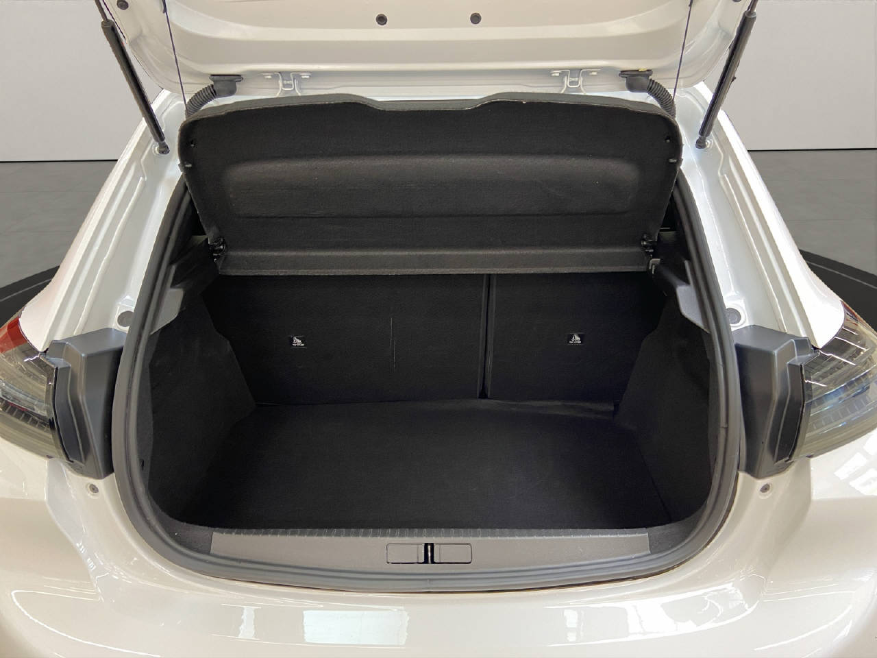PEUGEOT 208 1.2 Hybrid 145 GT-image-11
