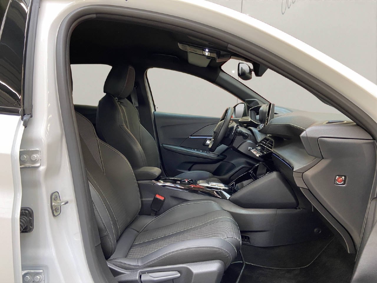 PEUGEOT 208 1.2 Hybrid 145 GT-image-10
