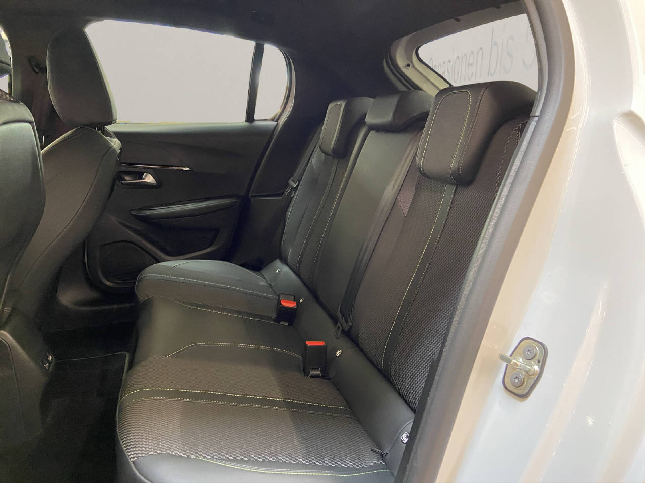 PEUGEOT 208 1.2 Hybrid 145 GT-image-9