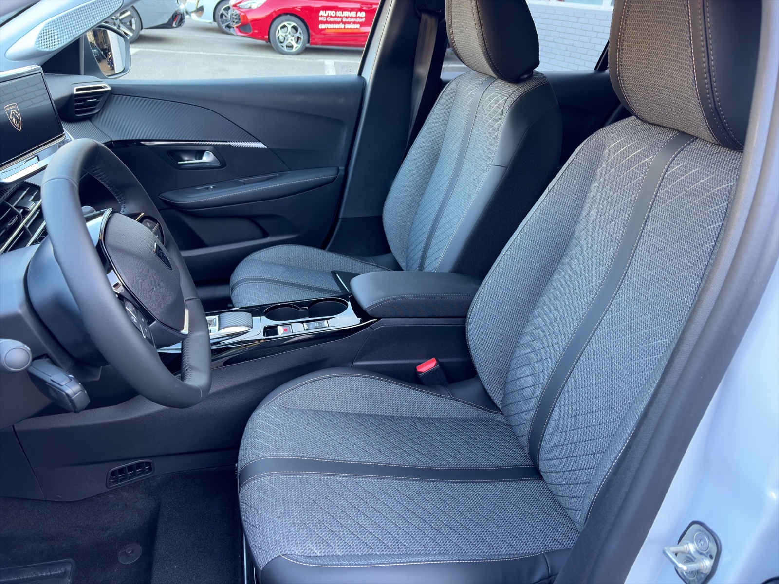 PEUGEOT 208 1.2 Hybrid Allure Premium-showroom-element-3