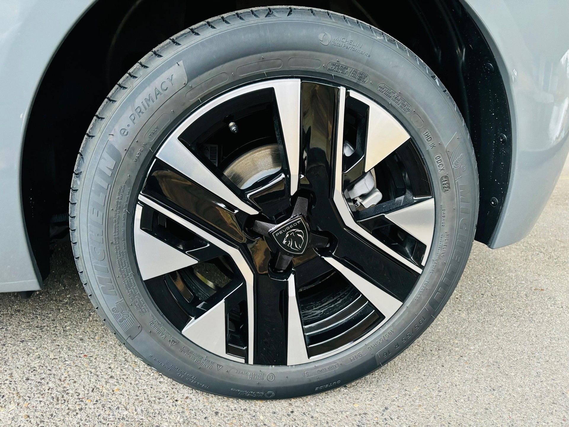 PEUGEOT 208 1.2 Hybrid Allure Premium-image-11