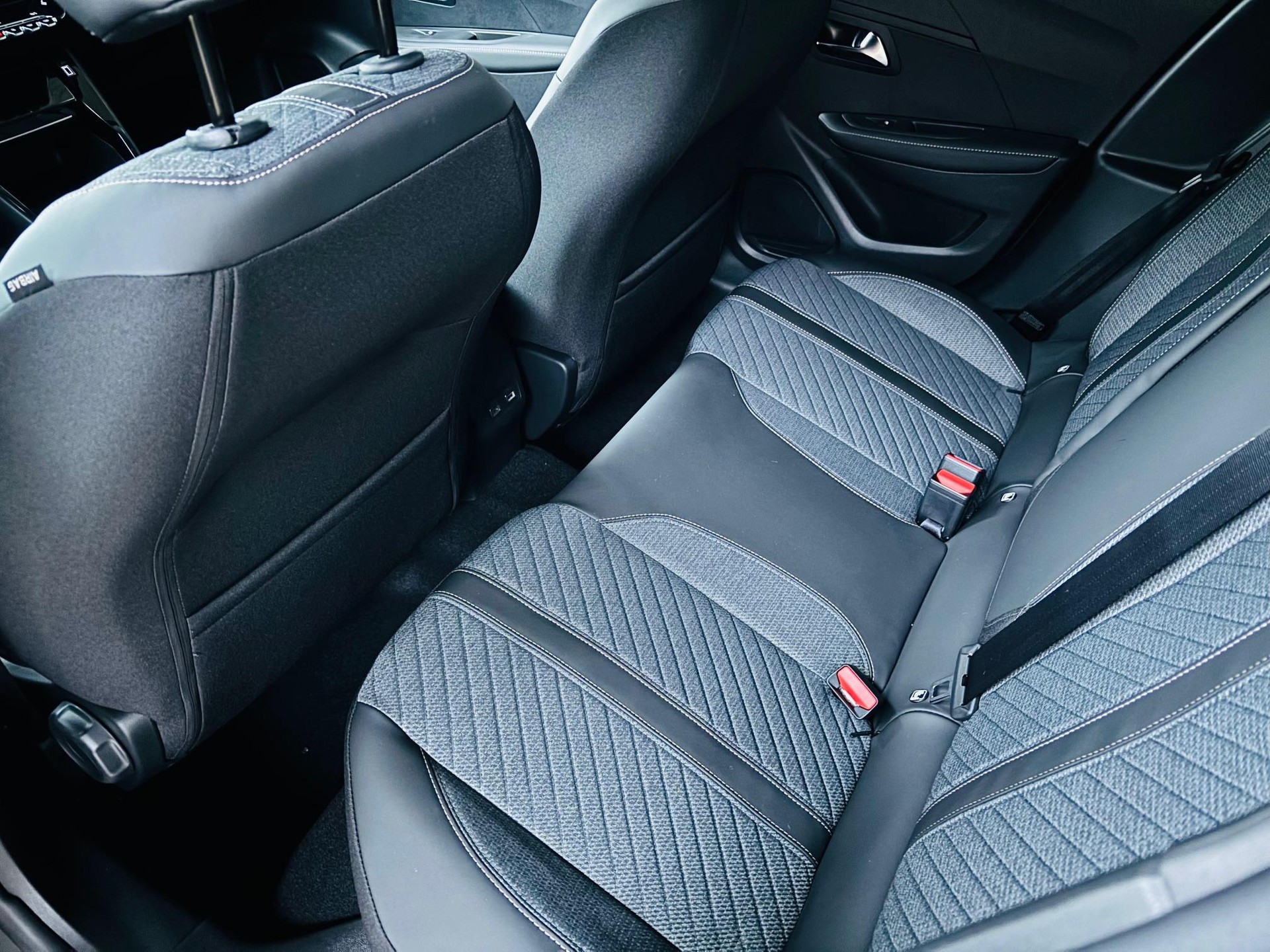 PEUGEOT 208 1.2 Hybrid Allure Premium-image-9