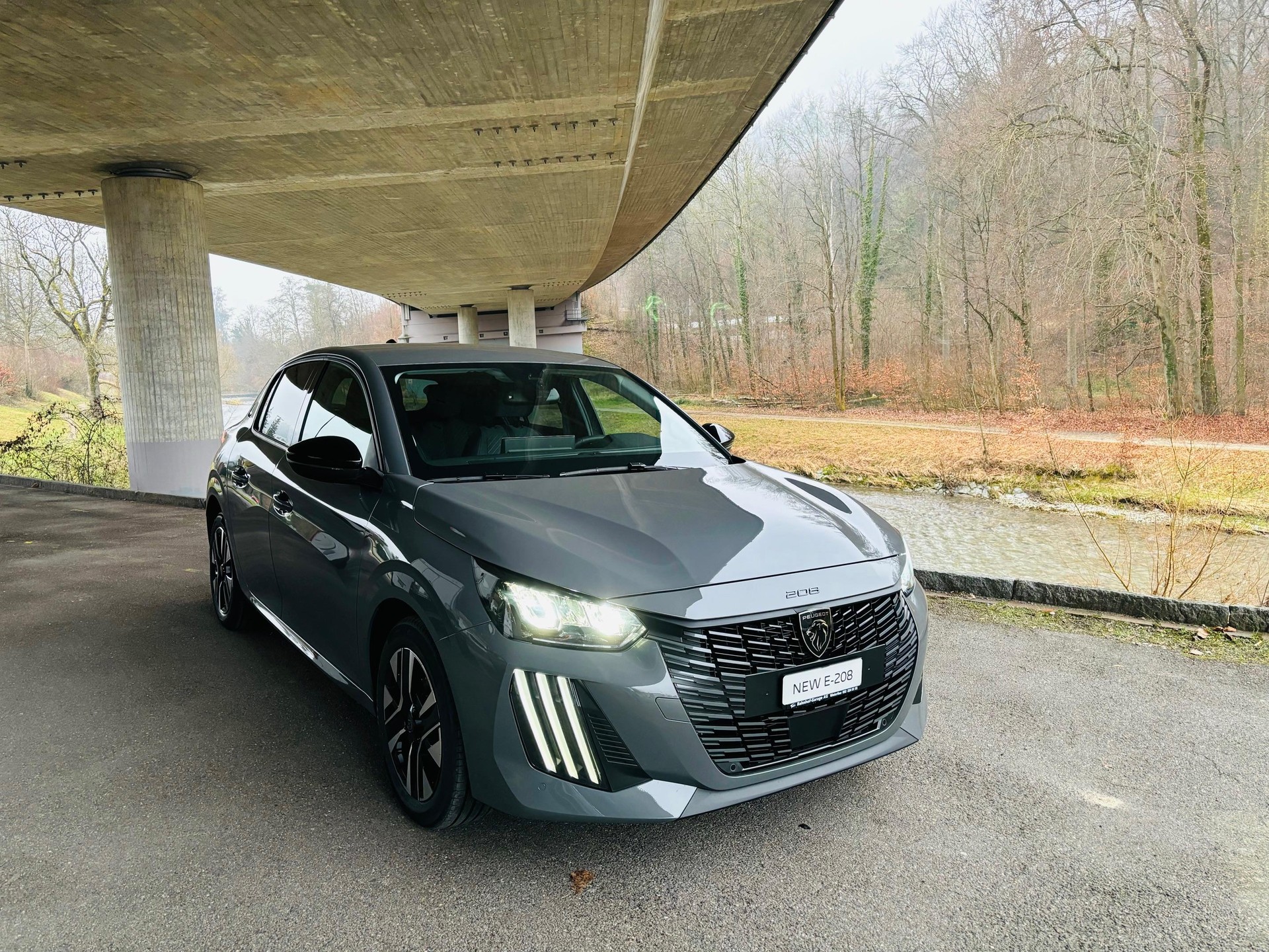PEUGEOT 208 1.2 Hybrid Allure Premium-showroom-element-2