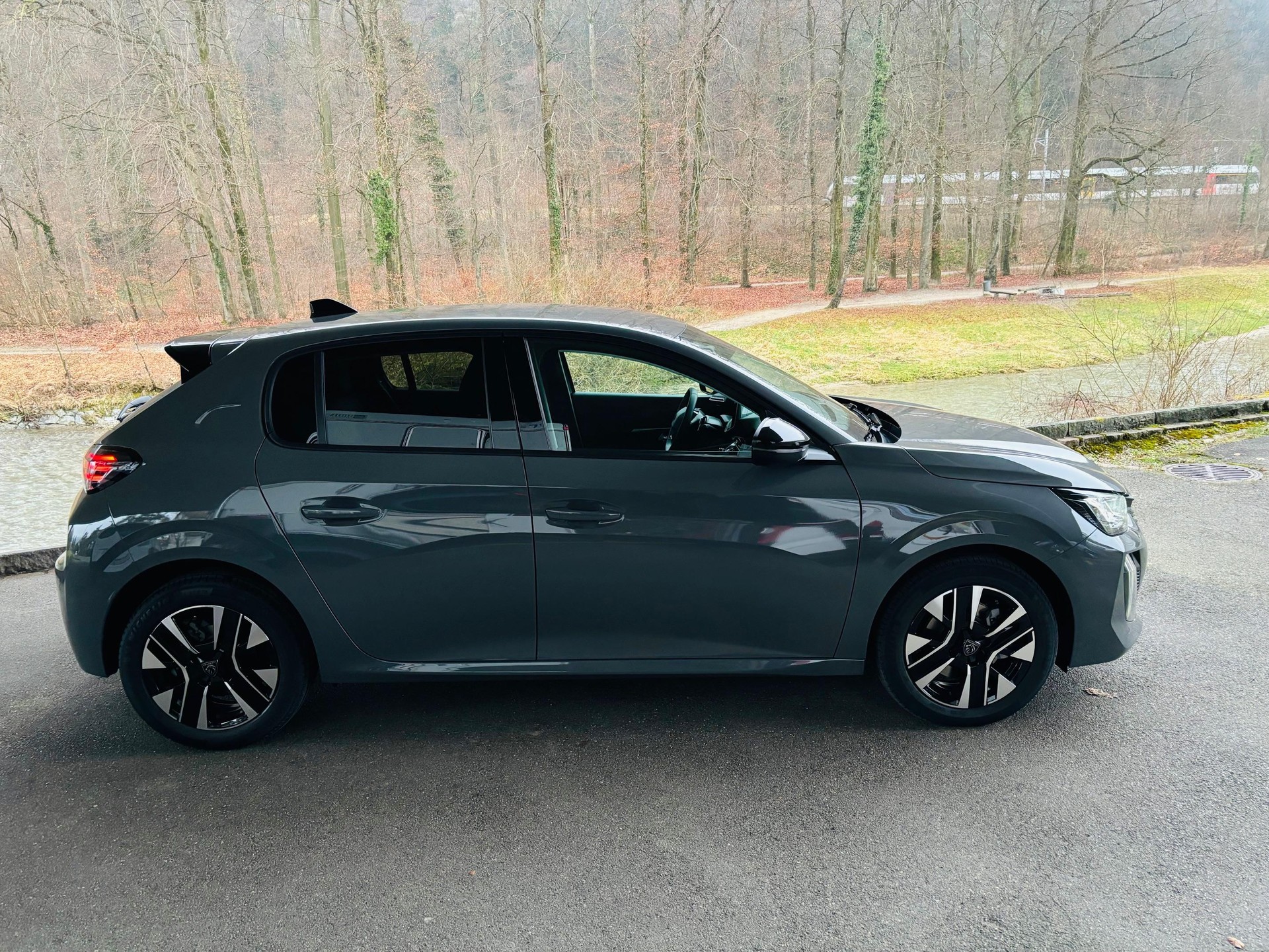 PEUGEOT 208 1.2 Hybrid Allure Premium-showroom-element-3
