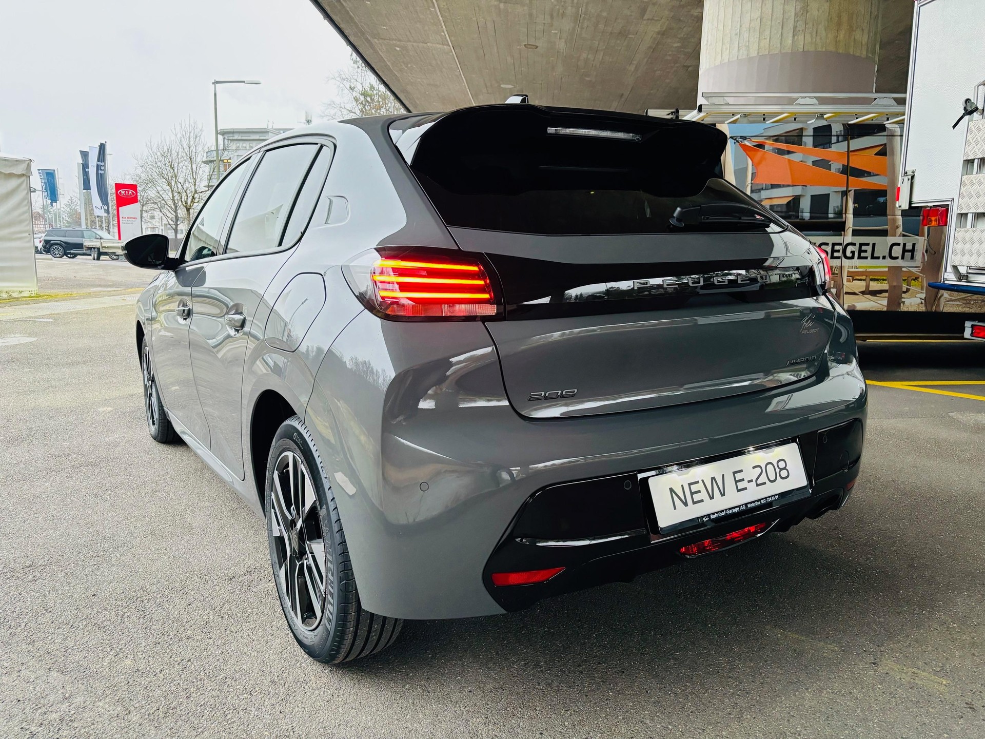 PEUGEOT 208 1.2 Hybrid Allure Premium-showroom-element-1