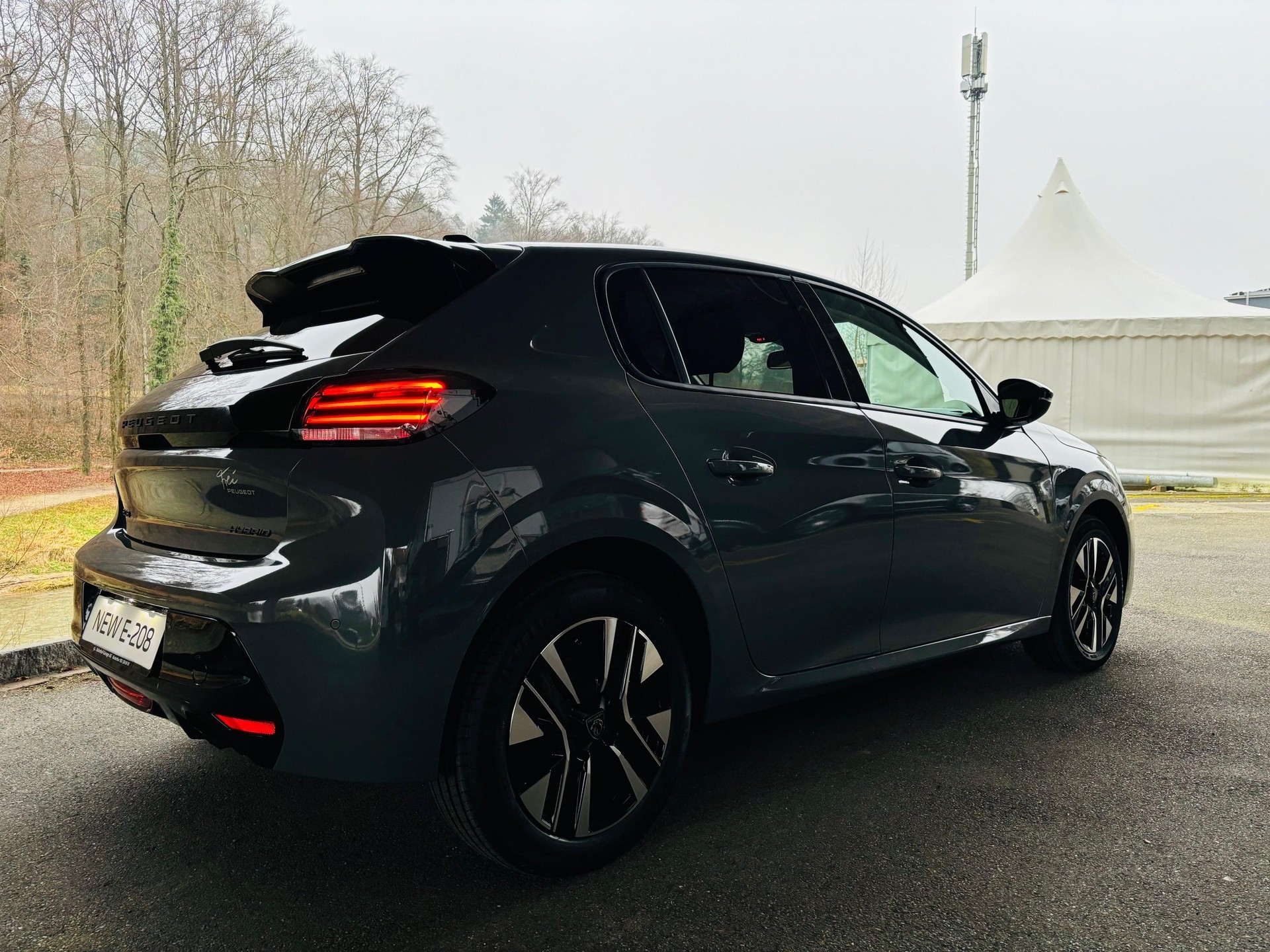 PEUGEOT 208 1.2 Hybrid Allure Premium-image-4