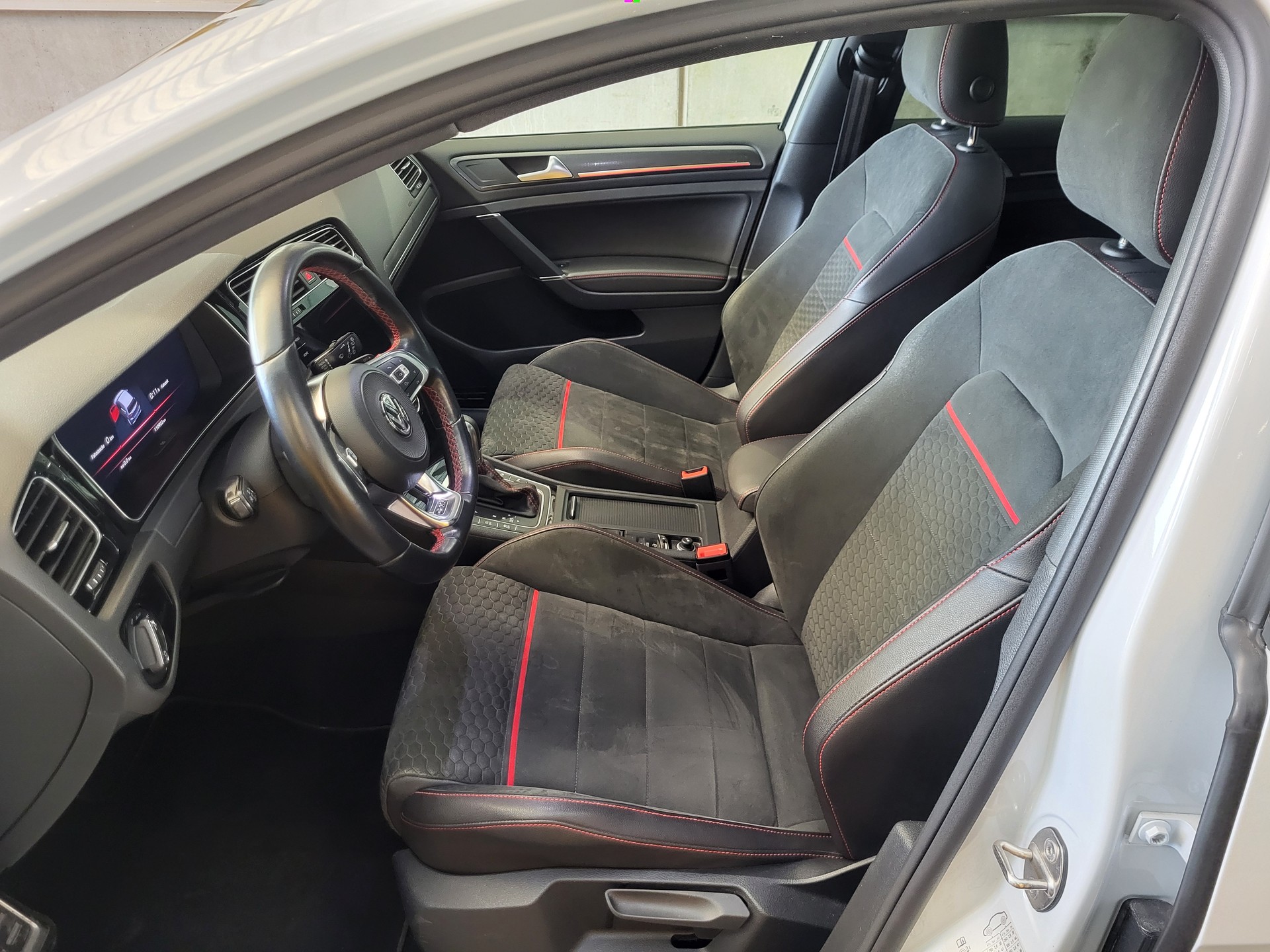 VW Golf 2.0 TSI GTI Performance DSG-image-2