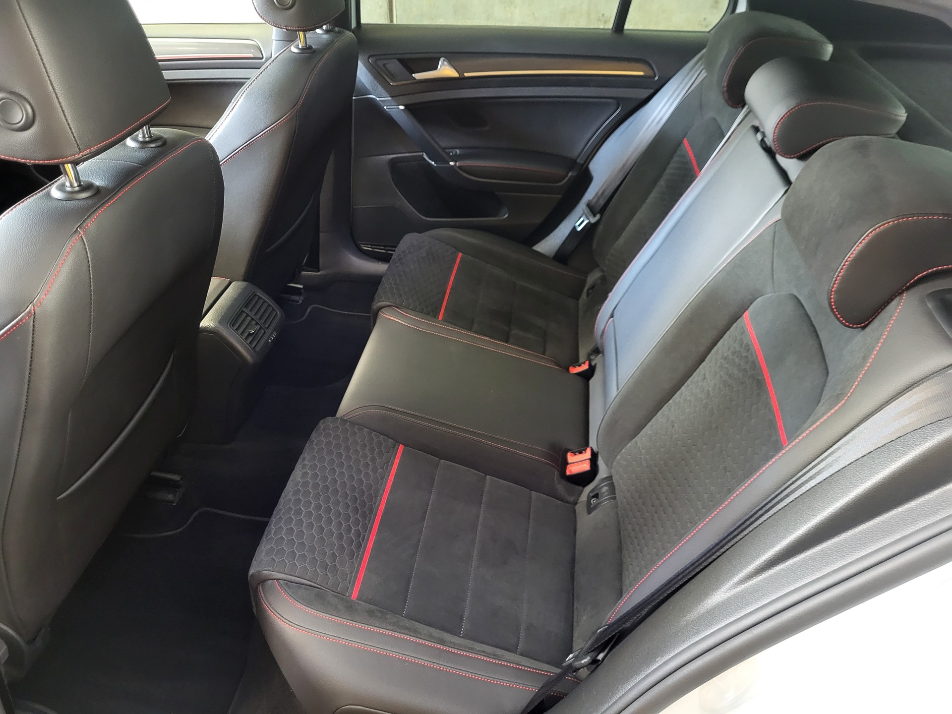 VW Golf 2.0 TSI GTI Performance DSG-image-3
