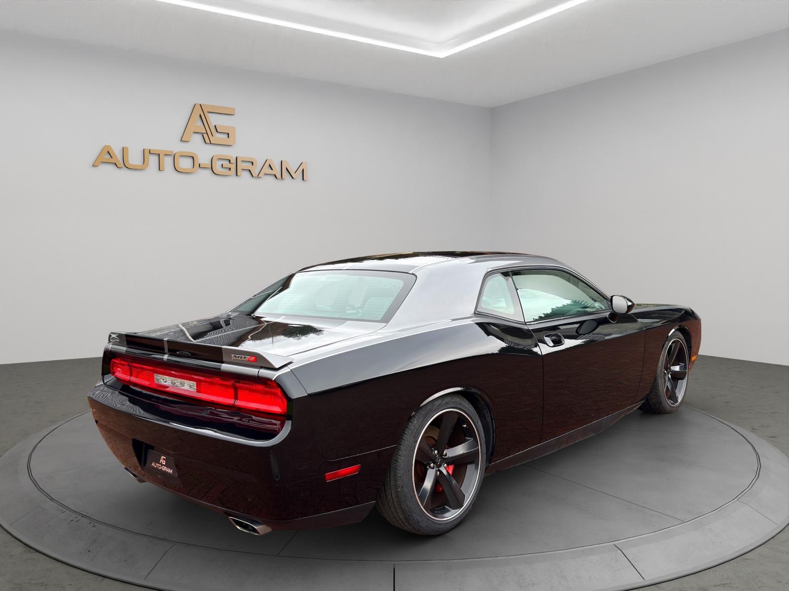 DODGE SRT8-image-4