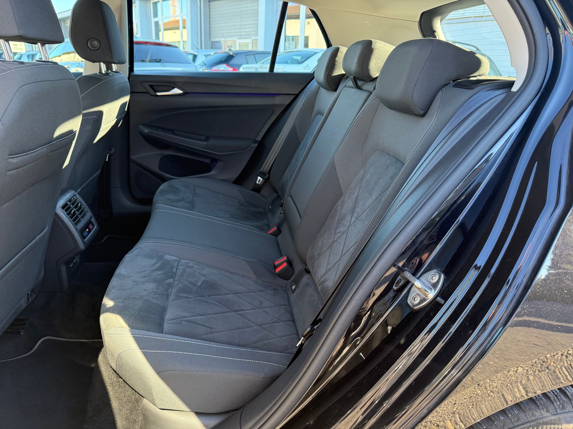 VW Golf 1.5 eTSI mHEV ACT First Edition DSG-image-9