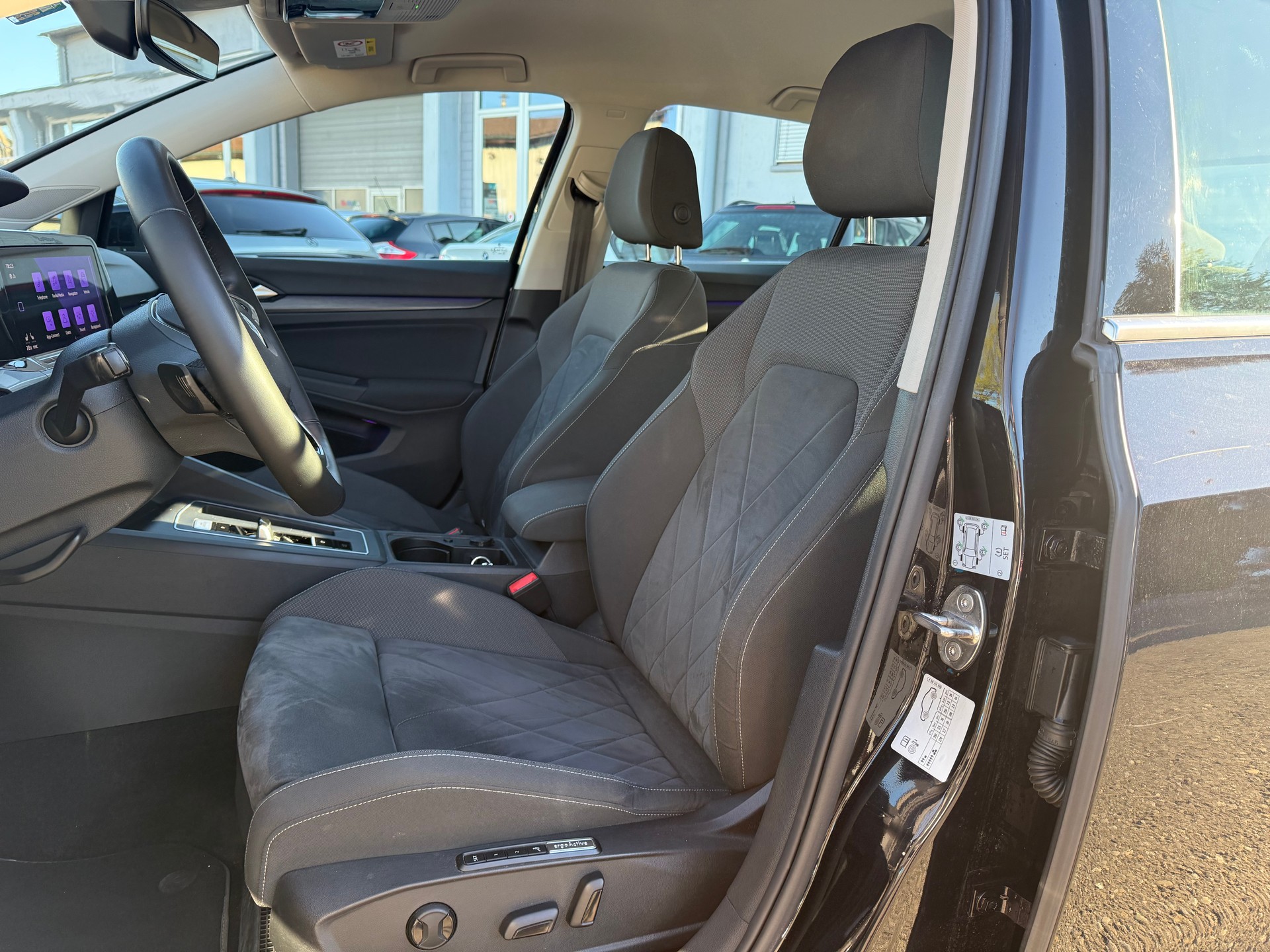VW Golf 1.5 eTSI mHEV ACT First Edition DSG-image-8