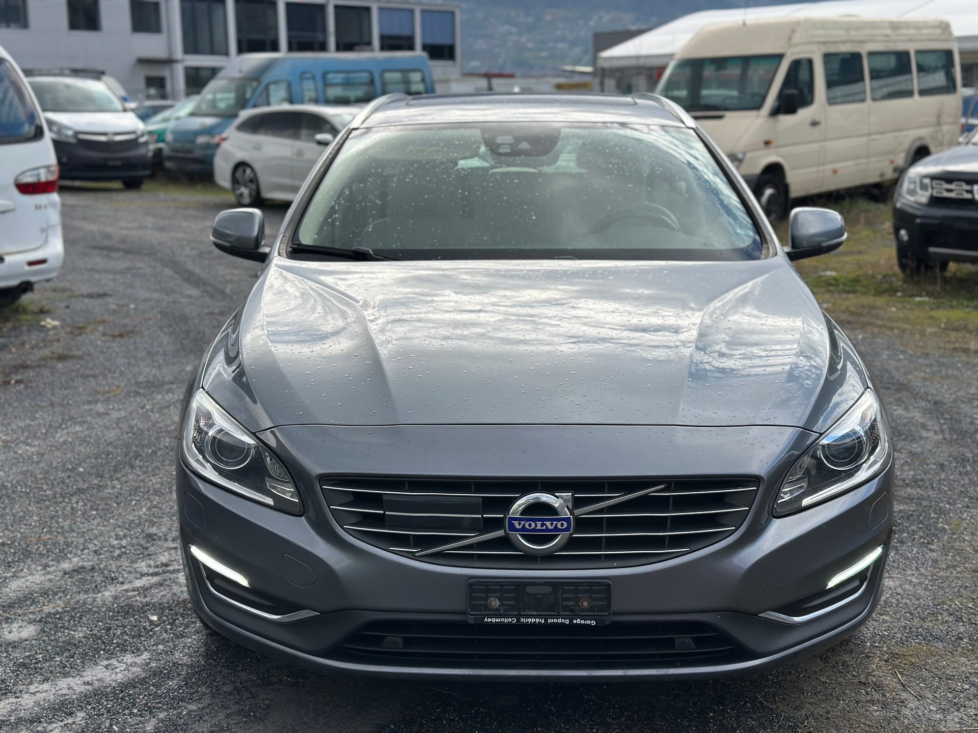 VOLVO V60 D6 AWD Plug-in Hybrid Momentum Geartronic-image-1