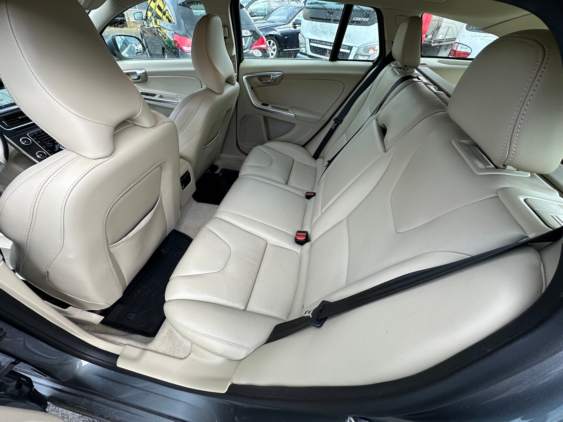 VOLVO V60 D6 AWD Plug-in Hybrid Momentum Geartronic-image-8