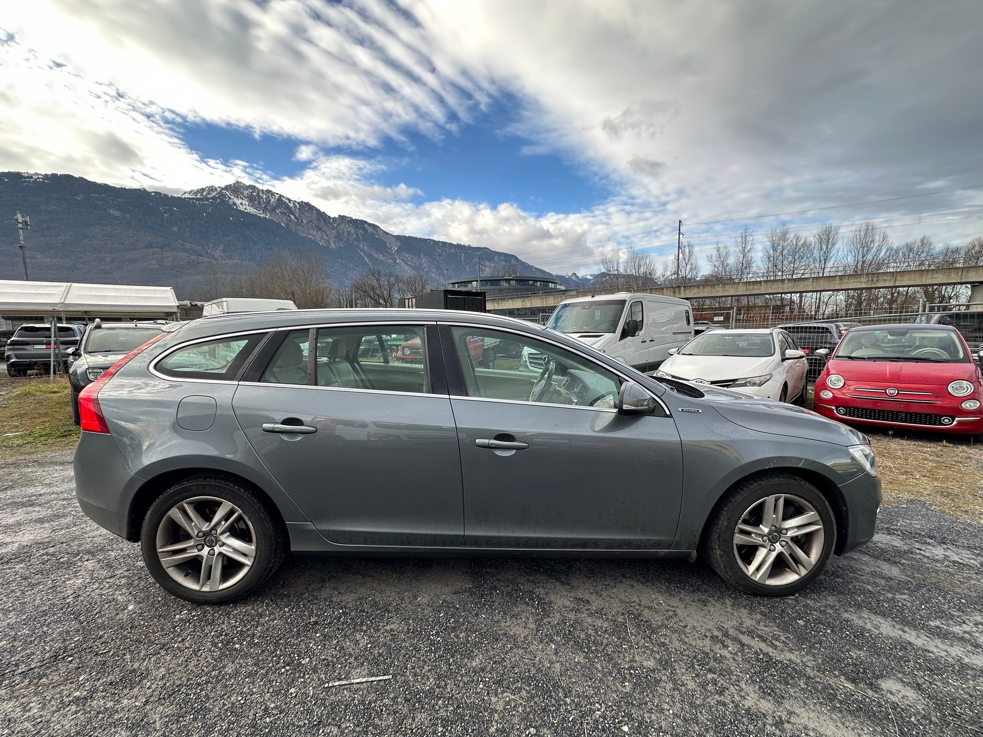 VOLVO V60 D6 AWD Plug-in Hybrid Momentum Geartronic-image-3