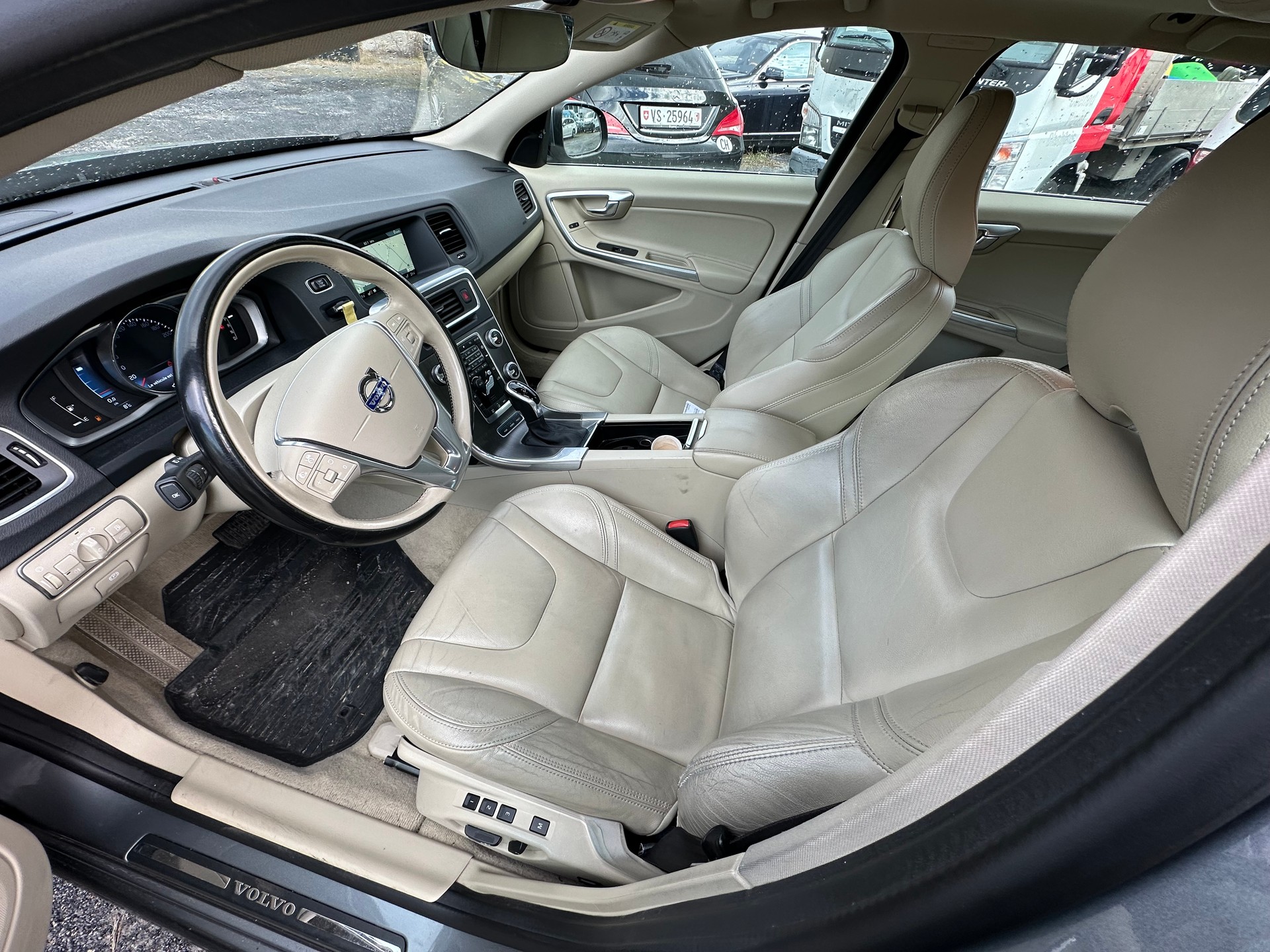 VOLVO V60 D6 AWD Plug-in Hybrid Momentum Geartronic-image-9